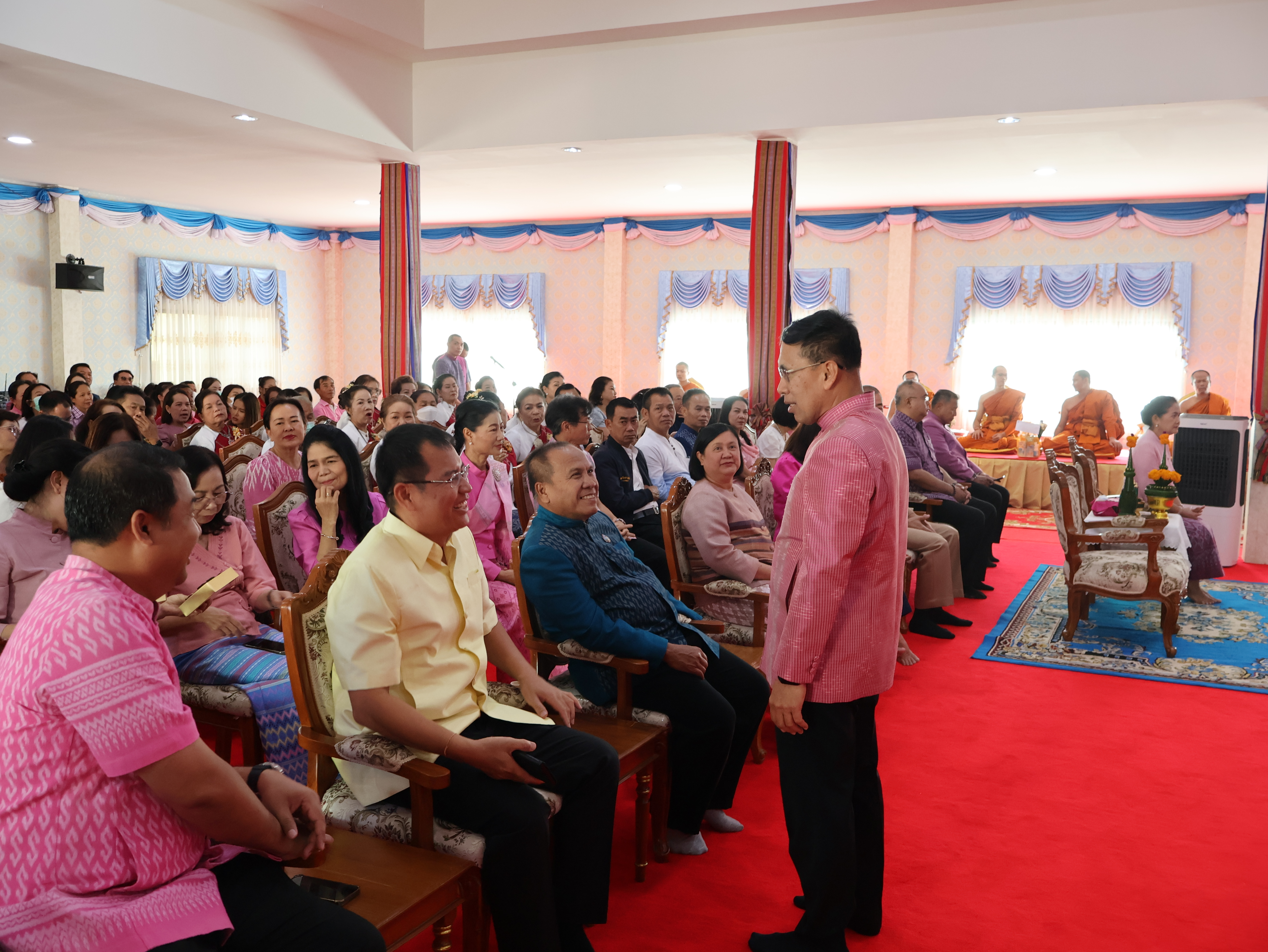 จังหวัดนครพนม   จัดกิจกรรมพิธีทอดผ้าป่าสามัคคีสมทบกองทุนส่งเสริมเศรษฐกิจชุมชน คนนครพนม “ใบตองกล้วยธรรมดา สู่ มูลค่าเพิ่มทางเศรษฐกิจ”