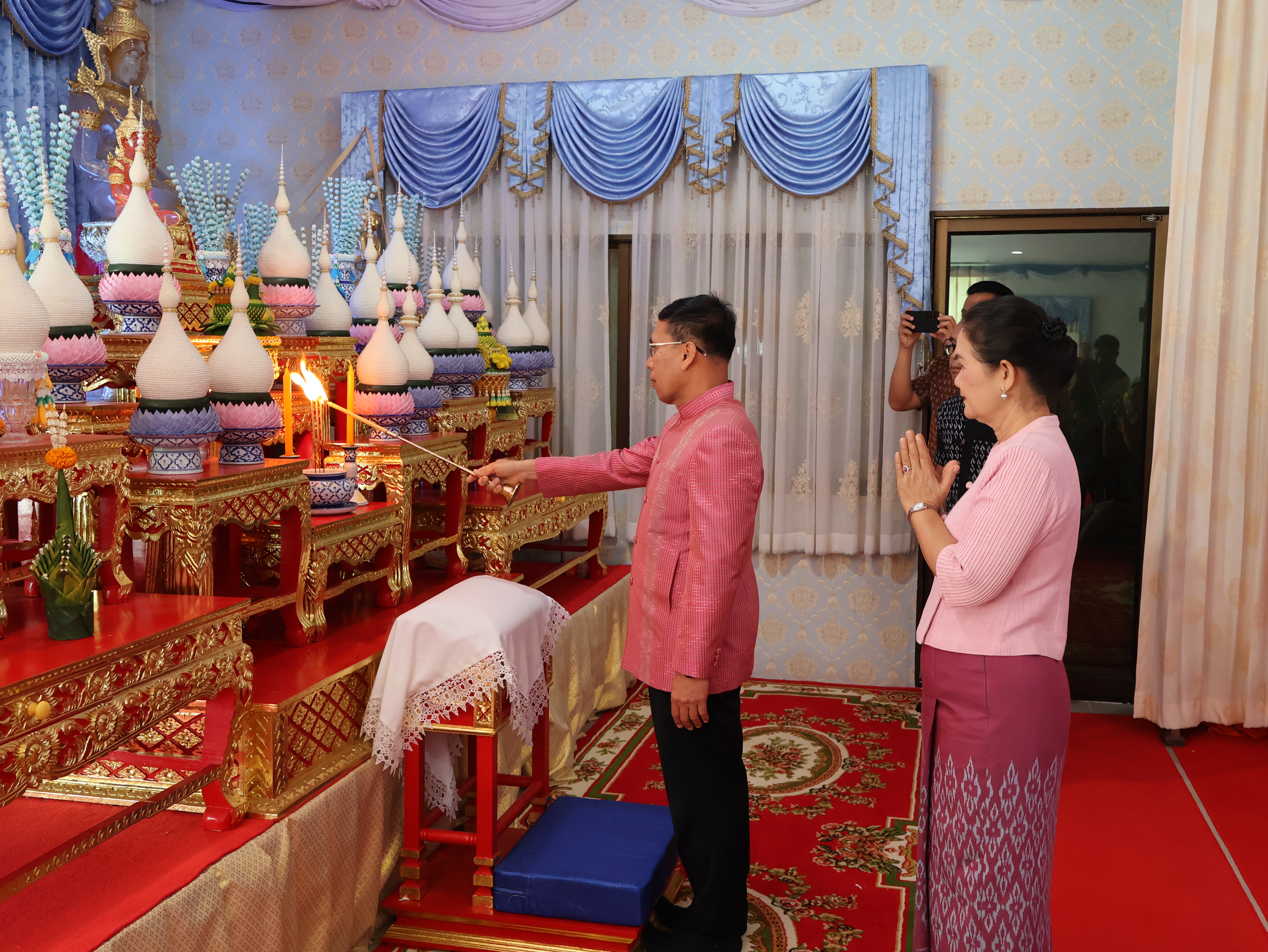 จังหวัดนครพนม   จัดกิจกรรมพิธีทอดผ้าป่าสามัคคีสมทบกองทุนส่งเสริมเศรษฐกิจชุมชน คนนครพนม “ใบตองกล้วยธรรมดา สู่ มูลค่าเพิ่มทางเศรษฐกิจ”
