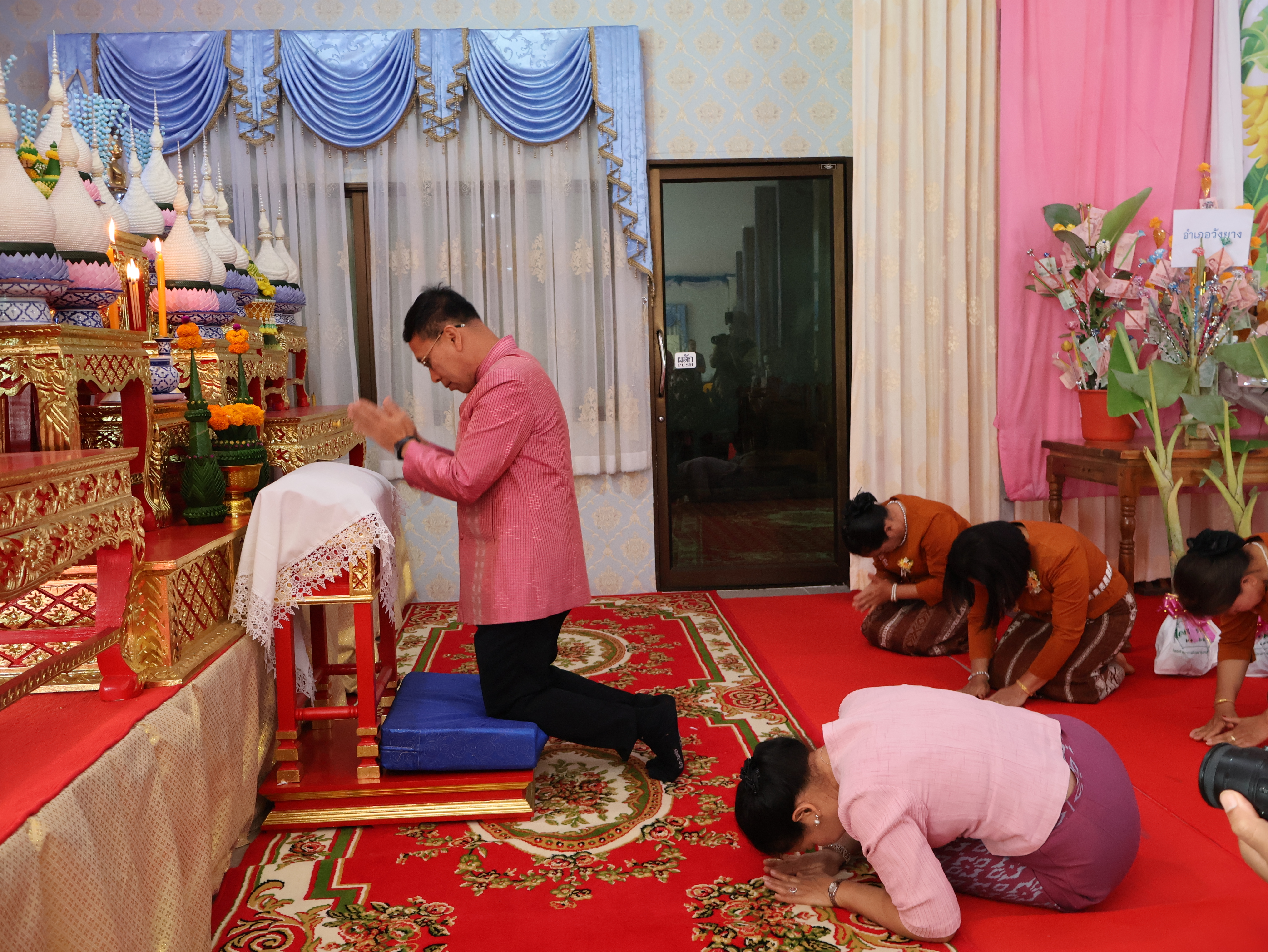 จังหวัดนครพนม   จัดกิจกรรมพิธีทอดผ้าป่าสามัคคีสมทบกองทุนส่งเสริมเศรษฐกิจชุมชน คนนครพนม “ใบตองกล้วยธรรมดา สู่ มูลค่าเพิ่มทางเศรษฐกิจ”