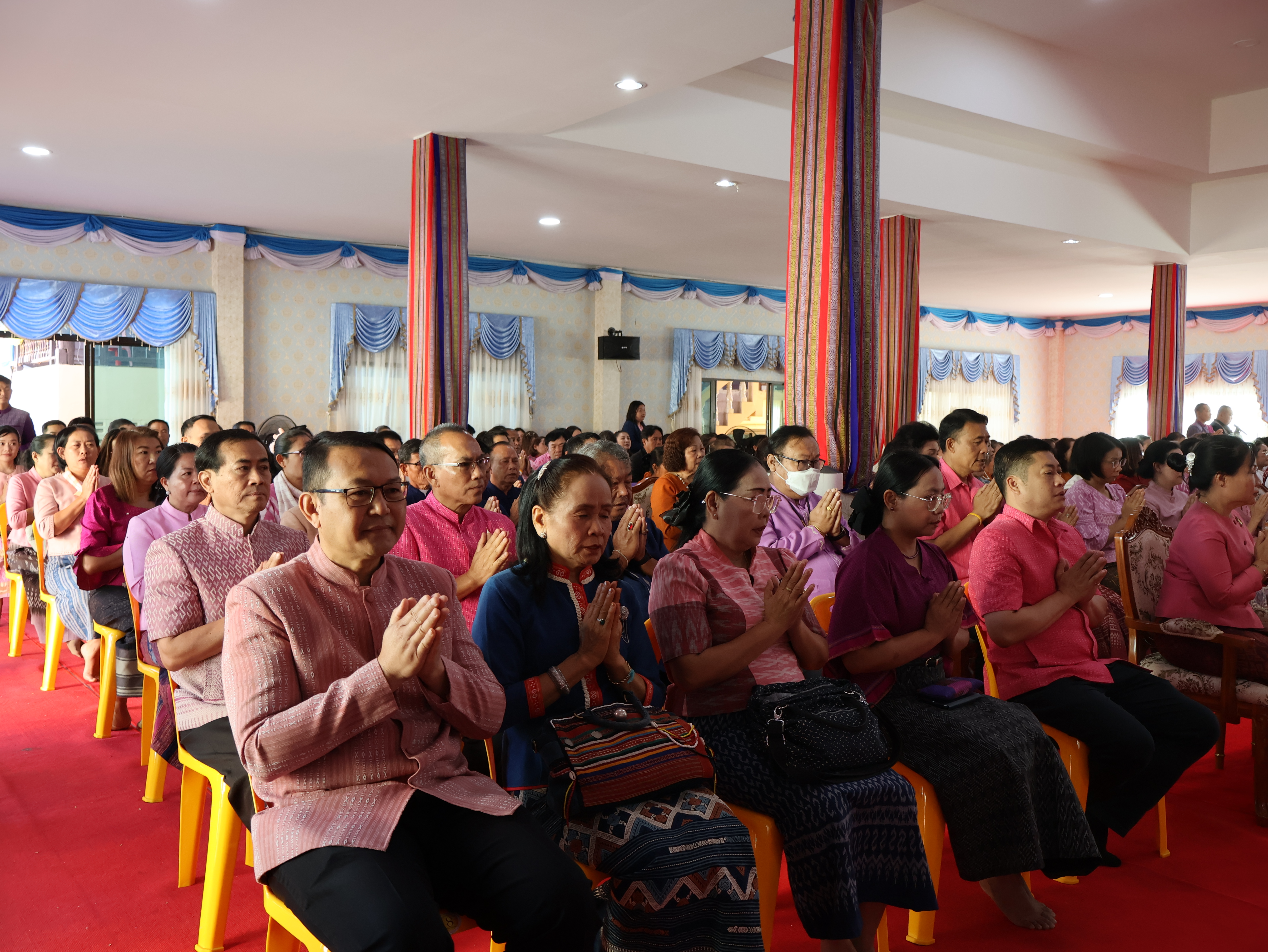 จังหวัดนครพนม   จัดกิจกรรมพิธีทอดผ้าป่าสามัคคีสมทบกองทุนส่งเสริมเศรษฐกิจชุมชน คนนครพนม “ใบตองกล้วยธรรมดา สู่ มูลค่าเพิ่มทางเศรษฐกิจ”