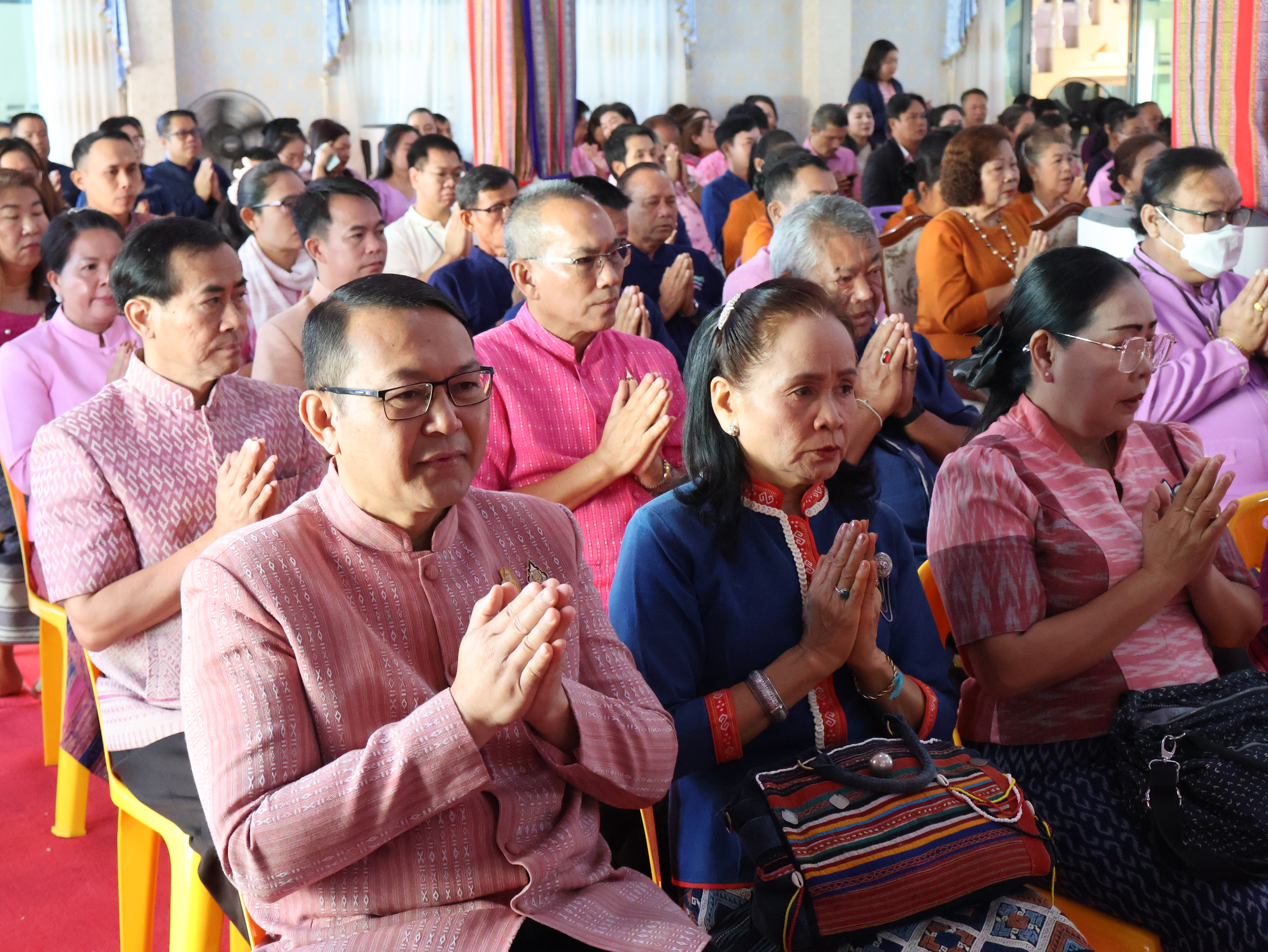จังหวัดนครพนม   จัดกิจกรรมพิธีทอดผ้าป่าสามัคคีสมทบกองทุนส่งเสริมเศรษฐกิจชุมชน คนนครพนม “ใบตองกล้วยธรรมดา สู่ มูลค่าเพิ่มทางเศรษฐกิจ”