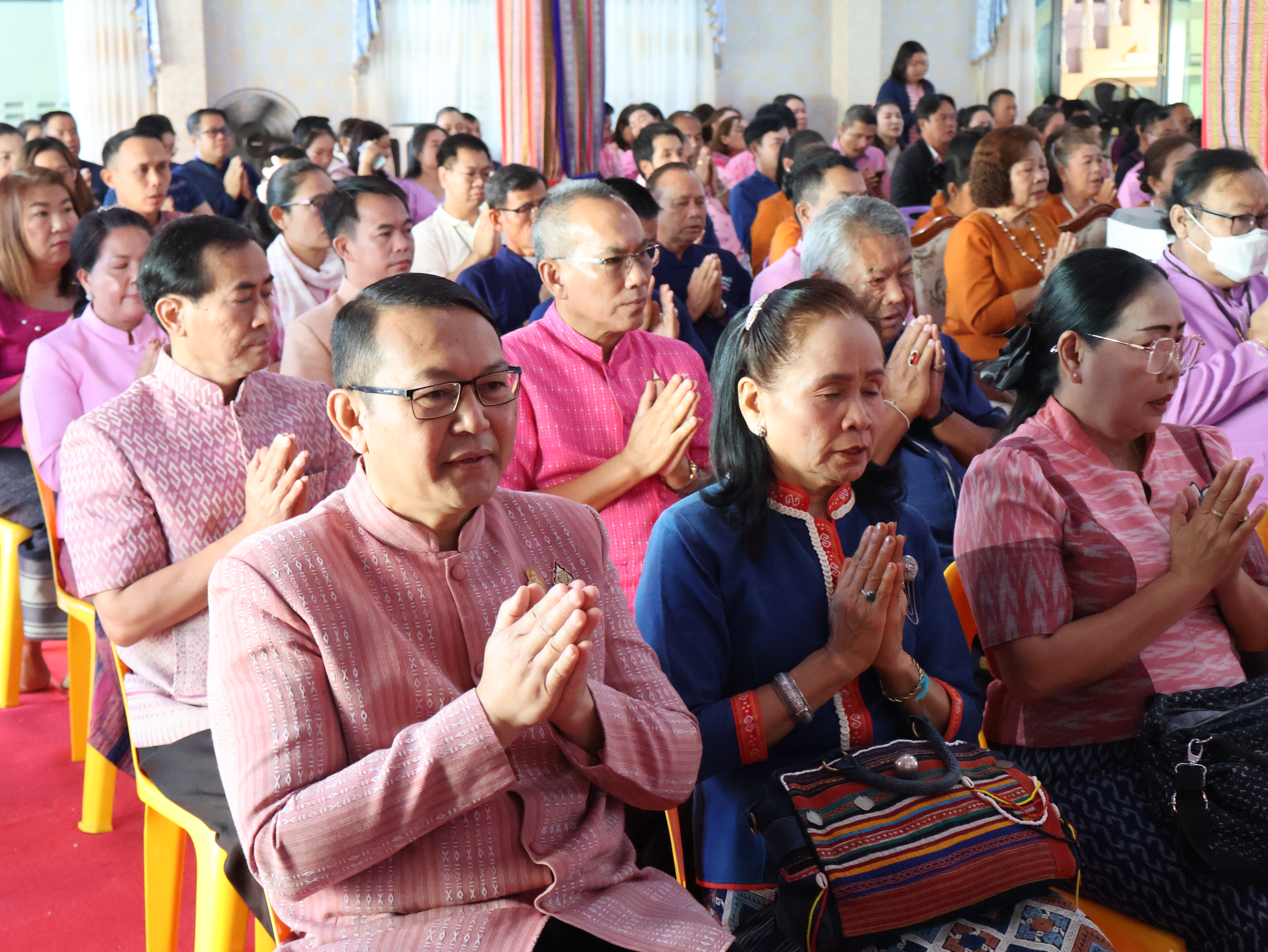 จังหวัดนครพนม   จัดกิจกรรมพิธีทอดผ้าป่าสามัคคีสมทบกองทุนส่งเสริมเศรษฐกิจชุมชน คนนครพนม “ใบตองกล้วยธรรมดา สู่ มูลค่าเพิ่มทางเศรษฐกิจ”