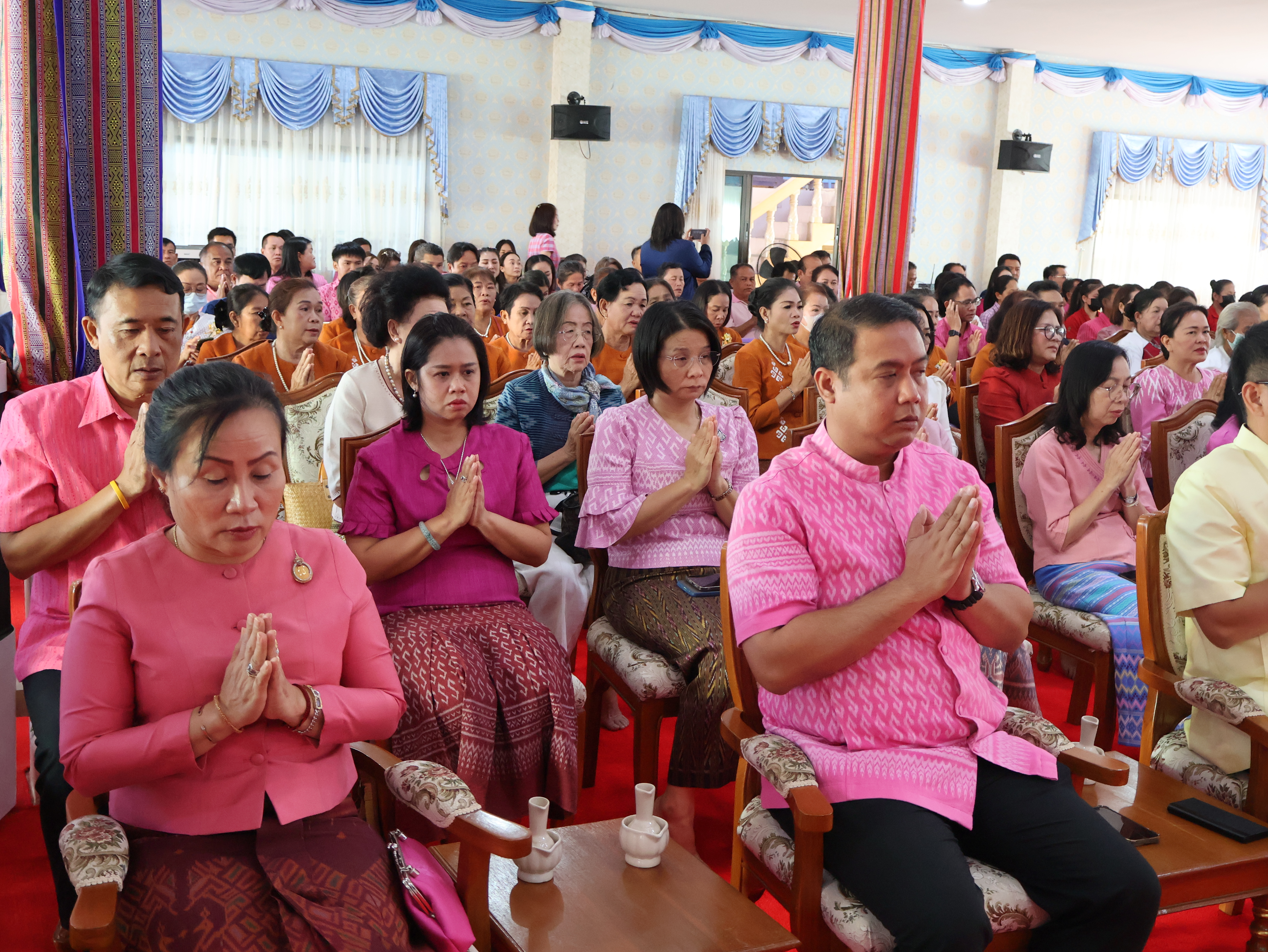 จังหวัดนครพนม   จัดกิจกรรมพิธีทอดผ้าป่าสามัคคีสมทบกองทุนส่งเสริมเศรษฐกิจชุมชน คนนครพนม “ใบตองกล้วยธรรมดา สู่ มูลค่าเพิ่มทางเศรษฐกิจ”