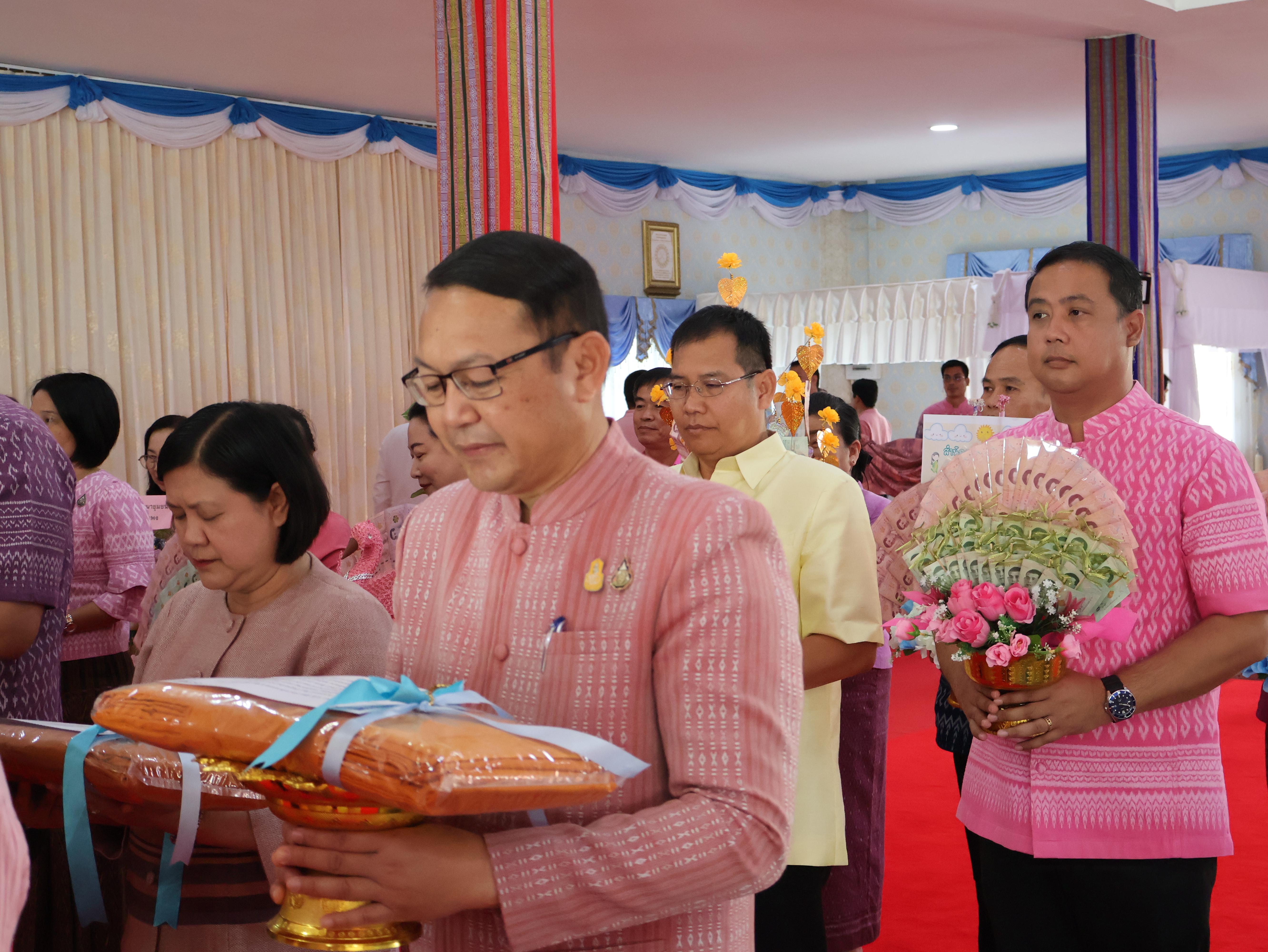 จังหวัดนครพนม   จัดกิจกรรมพิธีทอดผ้าป่าสามัคคีสมทบกองทุนส่งเสริมเศรษฐกิจชุมชน คนนครพนม “ใบตองกล้วยธรรมดา สู่ มูลค่าเพิ่มทางเศรษฐกิจ”