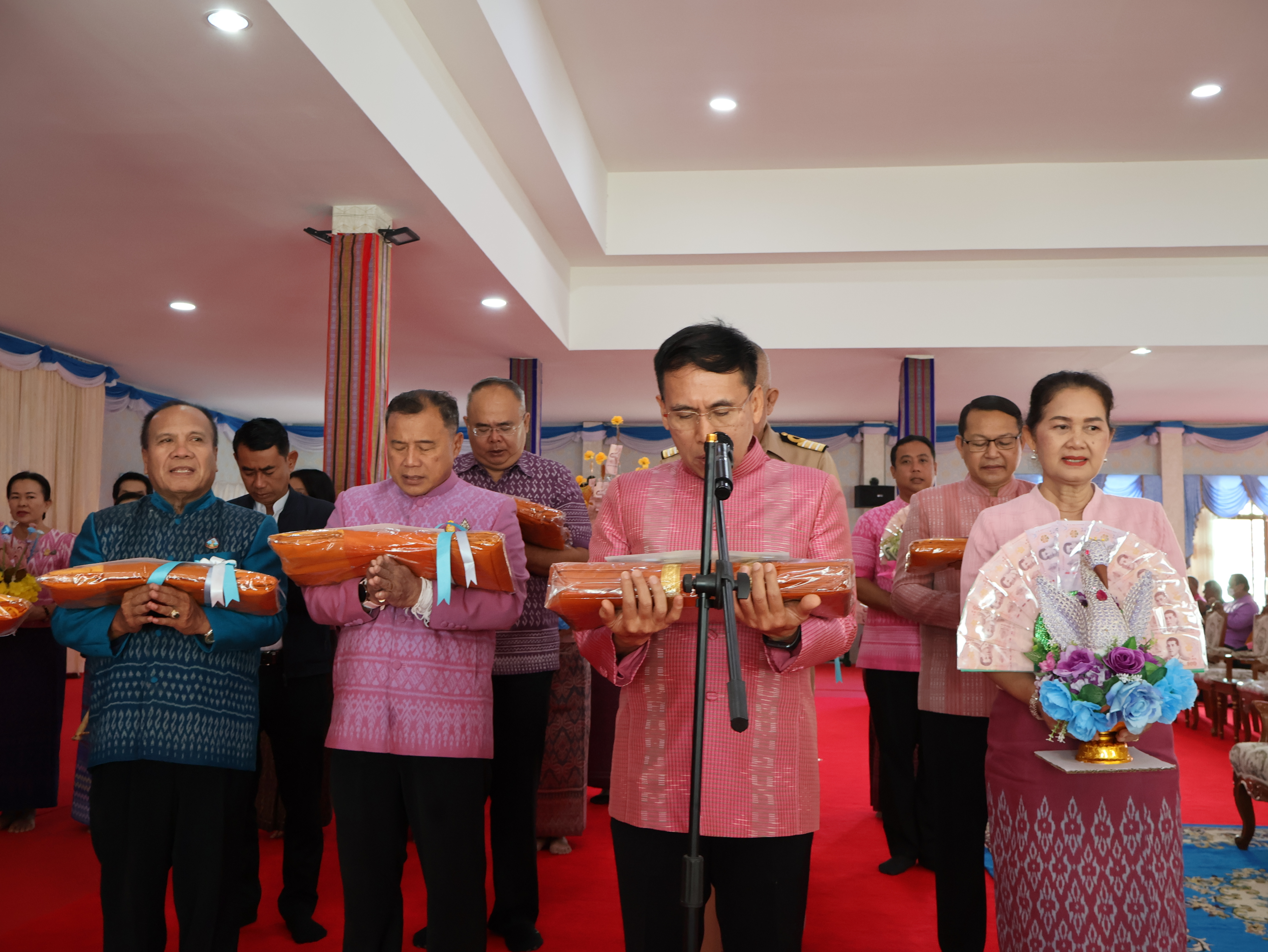 จังหวัดนครพนม   จัดกิจกรรมพิธีทอดผ้าป่าสามัคคีสมทบกองทุนส่งเสริมเศรษฐกิจชุมชน คนนครพนม “ใบตองกล้วยธรรมดา สู่ มูลค่าเพิ่มทางเศรษฐกิจ”