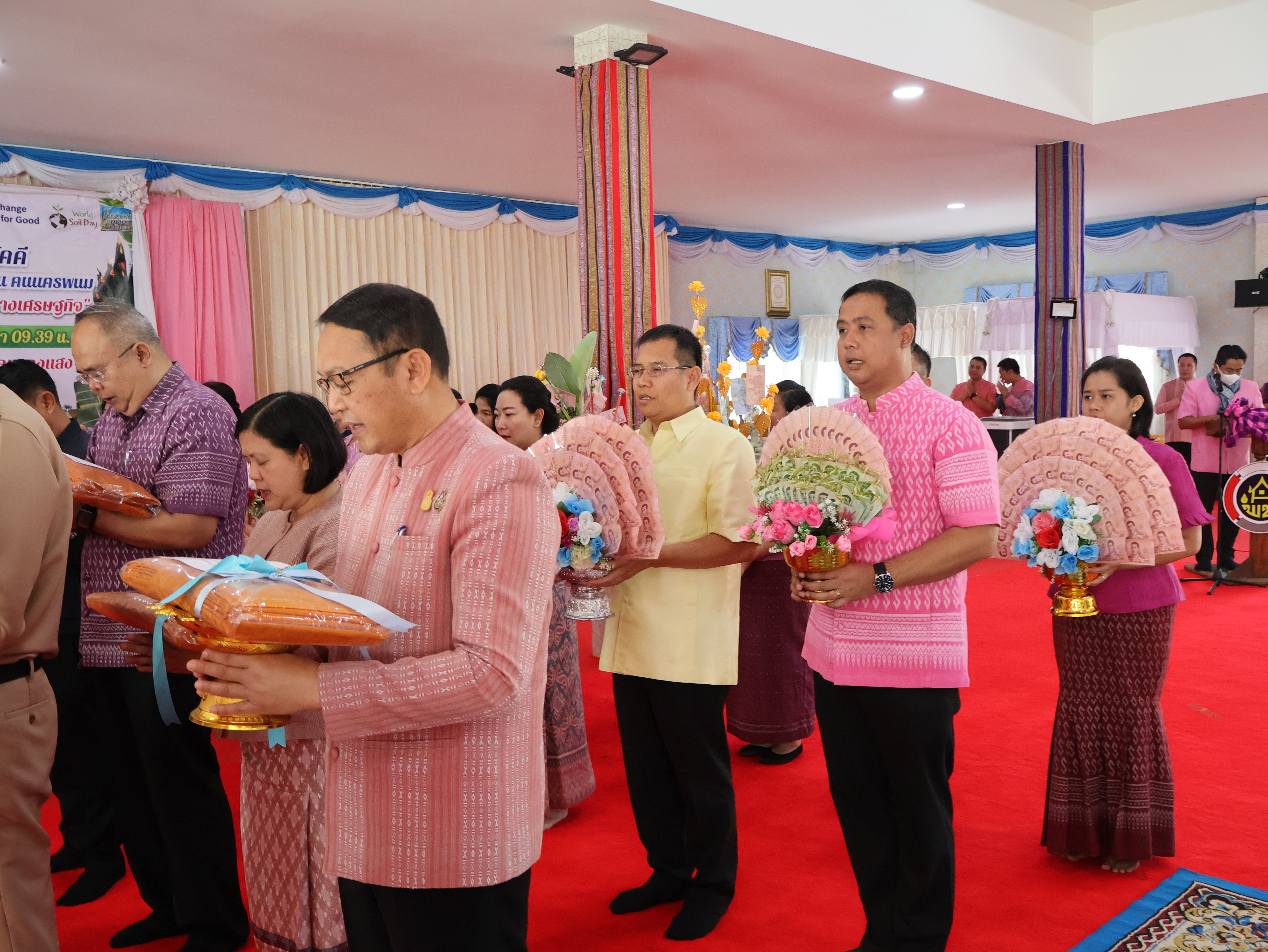 จังหวัดนครพนม   จัดกิจกรรมพิธีทอดผ้าป่าสามัคคีสมทบกองทุนส่งเสริมเศรษฐกิจชุมชน คนนครพนม “ใบตองกล้วยธรรมดา สู่ มูลค่าเพิ่มทางเศรษฐกิจ”