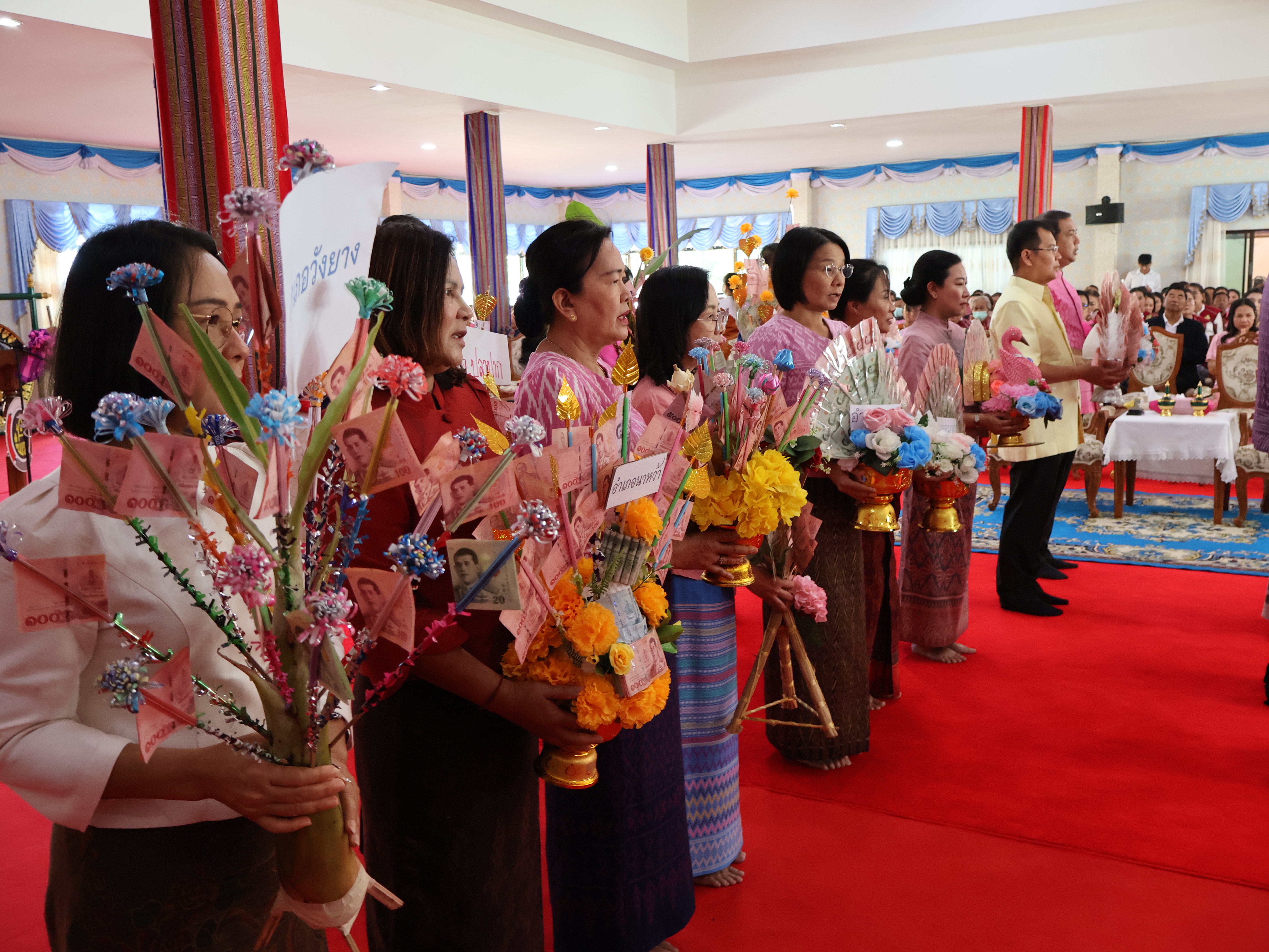 จังหวัดนครพนม   จัดกิจกรรมพิธีทอดผ้าป่าสามัคคีสมทบกองทุนส่งเสริมเศรษฐกิจชุมชน คนนครพนม “ใบตองกล้วยธรรมดา สู่ มูลค่าเพิ่มทางเศรษฐกิจ”