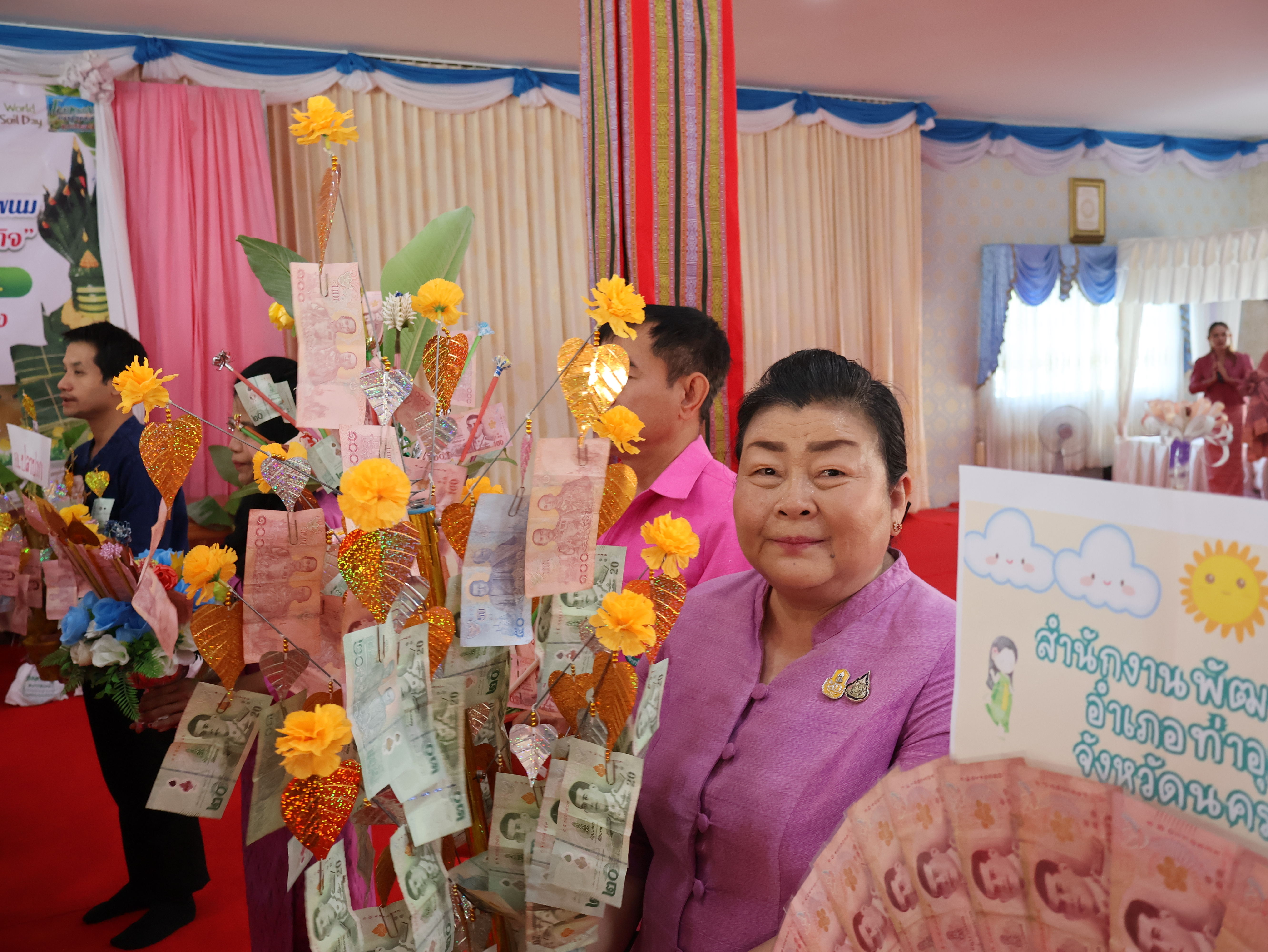 จังหวัดนครพนม   จัดกิจกรรมพิธีทอดผ้าป่าสามัคคีสมทบกองทุนส่งเสริมเศรษฐกิจชุมชน คนนครพนม “ใบตองกล้วยธรรมดา สู่ มูลค่าเพิ่มทางเศรษฐกิจ”