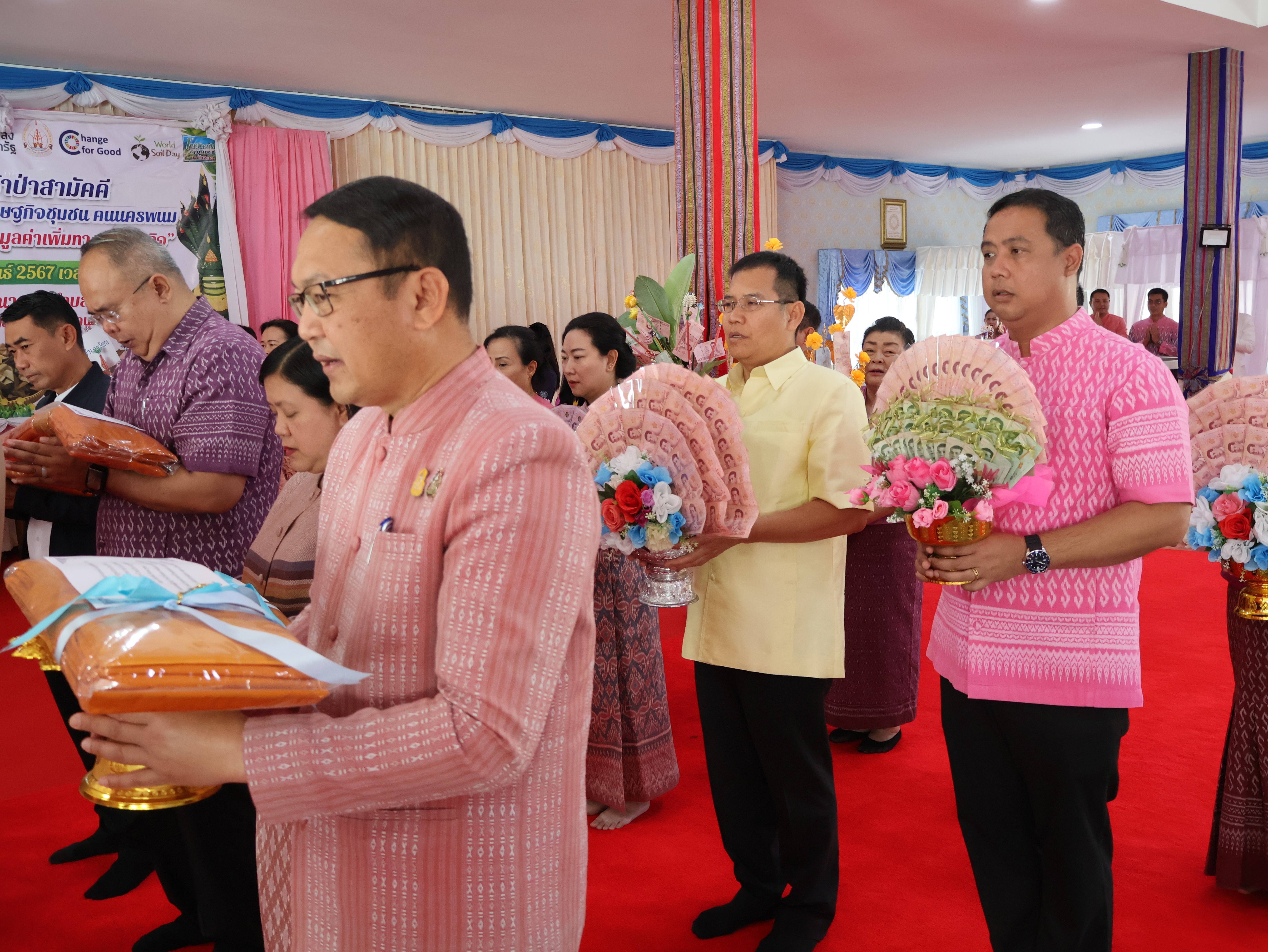 จังหวัดนครพนม   จัดกิจกรรมพิธีทอดผ้าป่าสามัคคีสมทบกองทุนส่งเสริมเศรษฐกิจชุมชน คนนครพนม “ใบตองกล้วยธรรมดา สู่ มูลค่าเพิ่มทางเศรษฐกิจ”