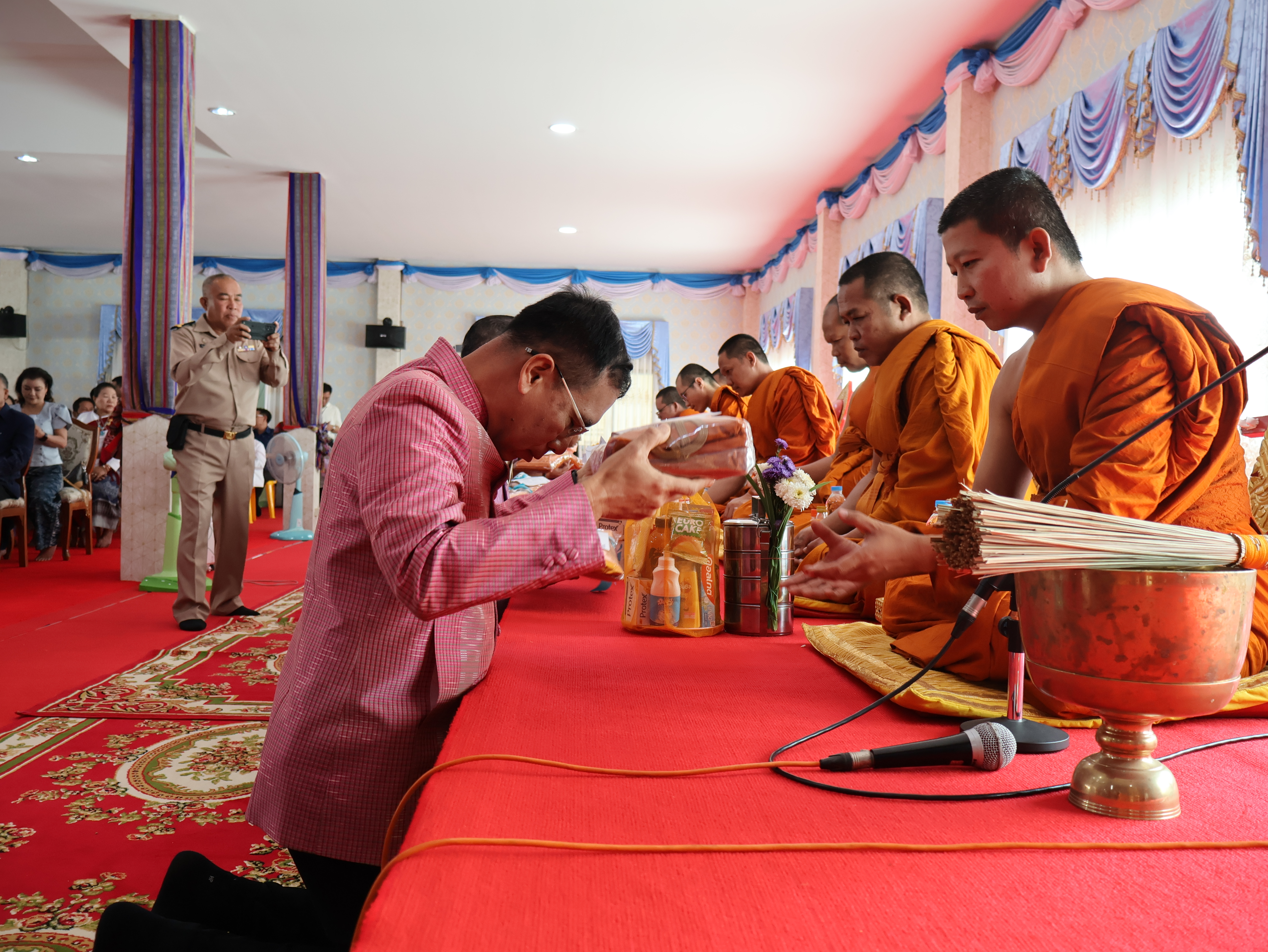 จังหวัดนครพนม   จัดกิจกรรมพิธีทอดผ้าป่าสามัคคีสมทบกองทุนส่งเสริมเศรษฐกิจชุมชน คนนครพนม “ใบตองกล้วยธรรมดา สู่ มูลค่าเพิ่มทางเศรษฐกิจ”