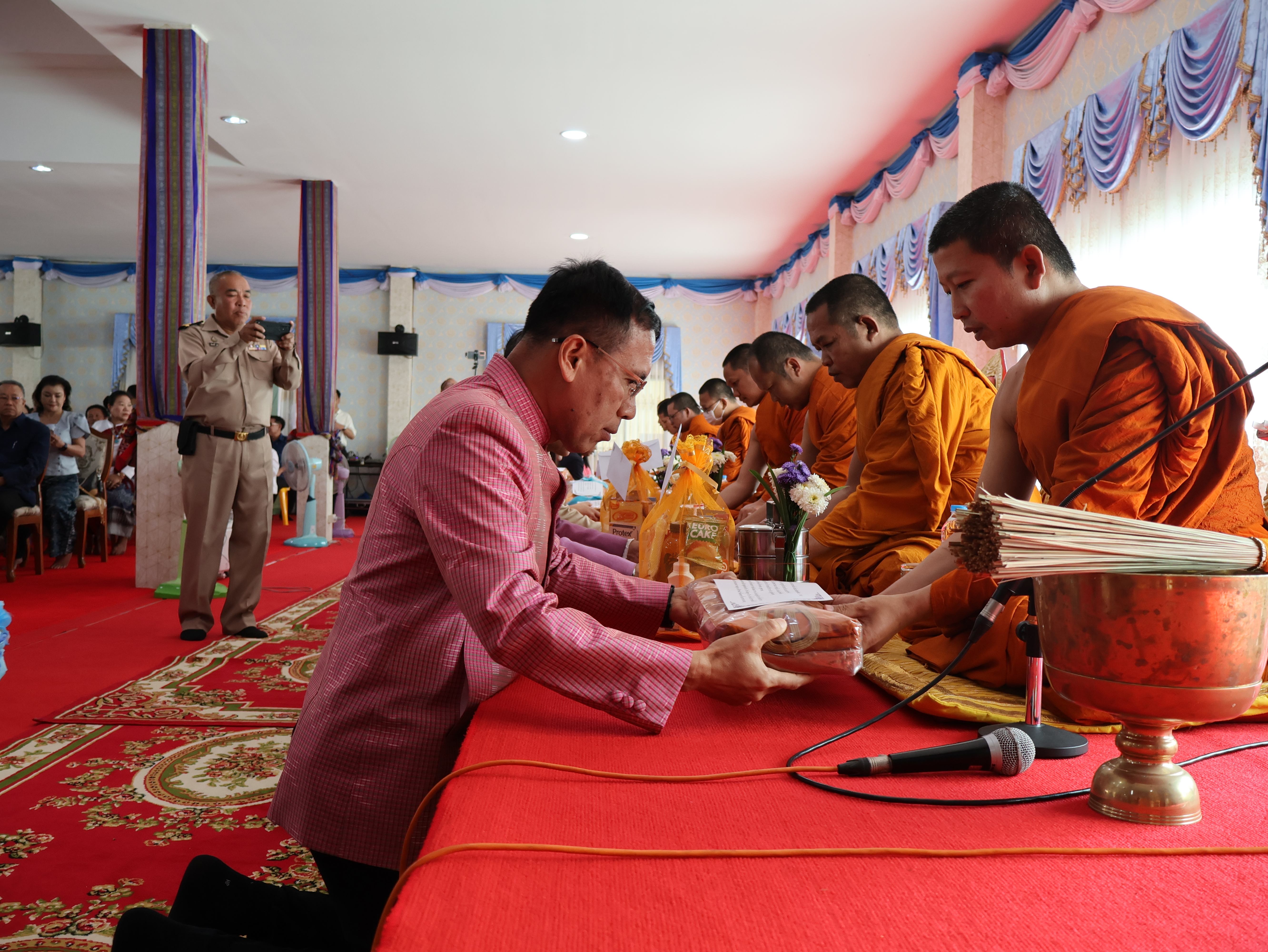 จังหวัดนครพนม   จัดกิจกรรมพิธีทอดผ้าป่าสามัคคีสมทบกองทุนส่งเสริมเศรษฐกิจชุมชน คนนครพนม “ใบตองกล้วยธรรมดา สู่ มูลค่าเพิ่มทางเศรษฐกิจ”