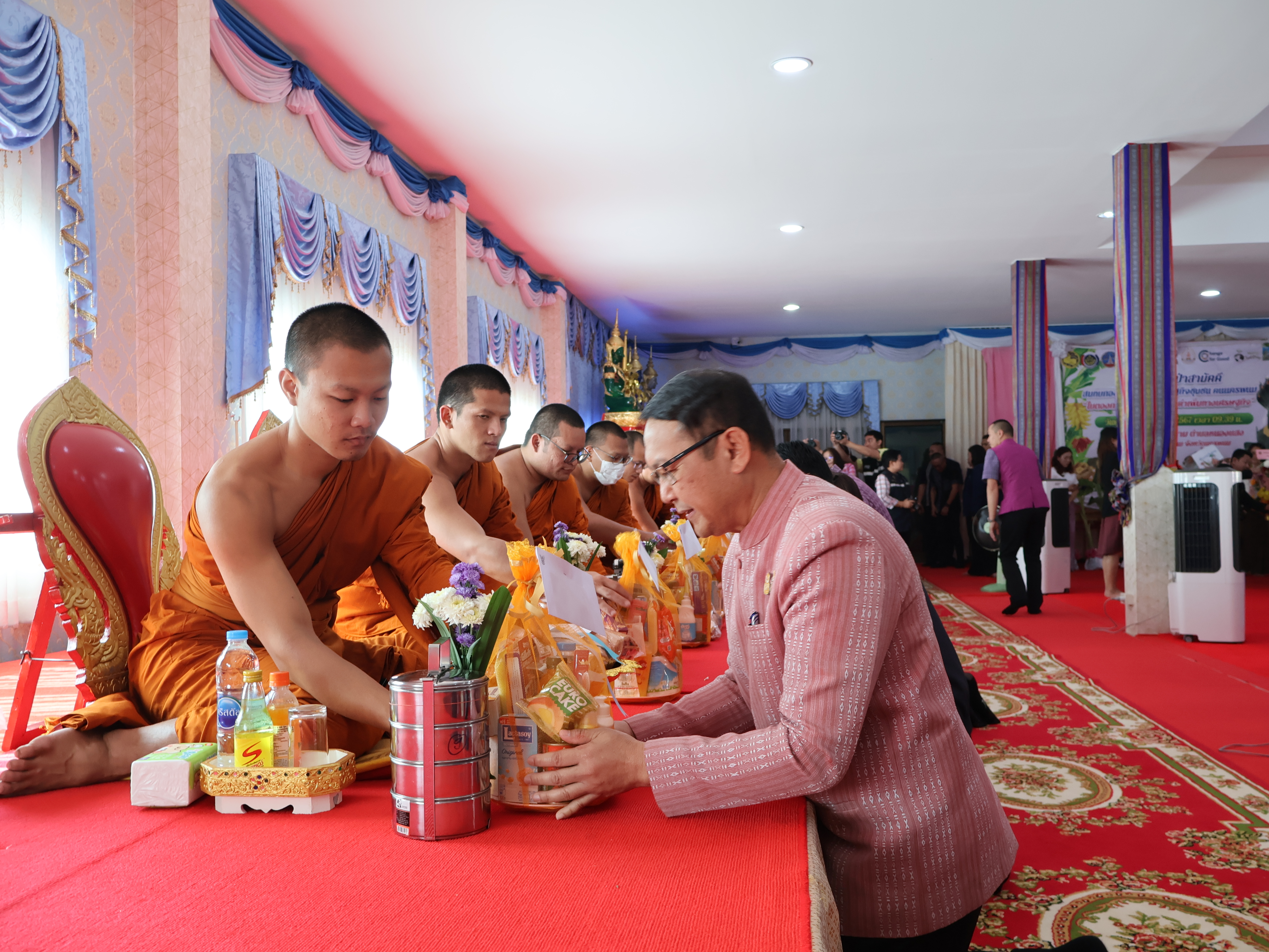จังหวัดนครพนม   จัดกิจกรรมพิธีทอดผ้าป่าสามัคคีสมทบกองทุนส่งเสริมเศรษฐกิจชุมชน คนนครพนม “ใบตองกล้วยธรรมดา สู่ มูลค่าเพิ่มทางเศรษฐกิจ”