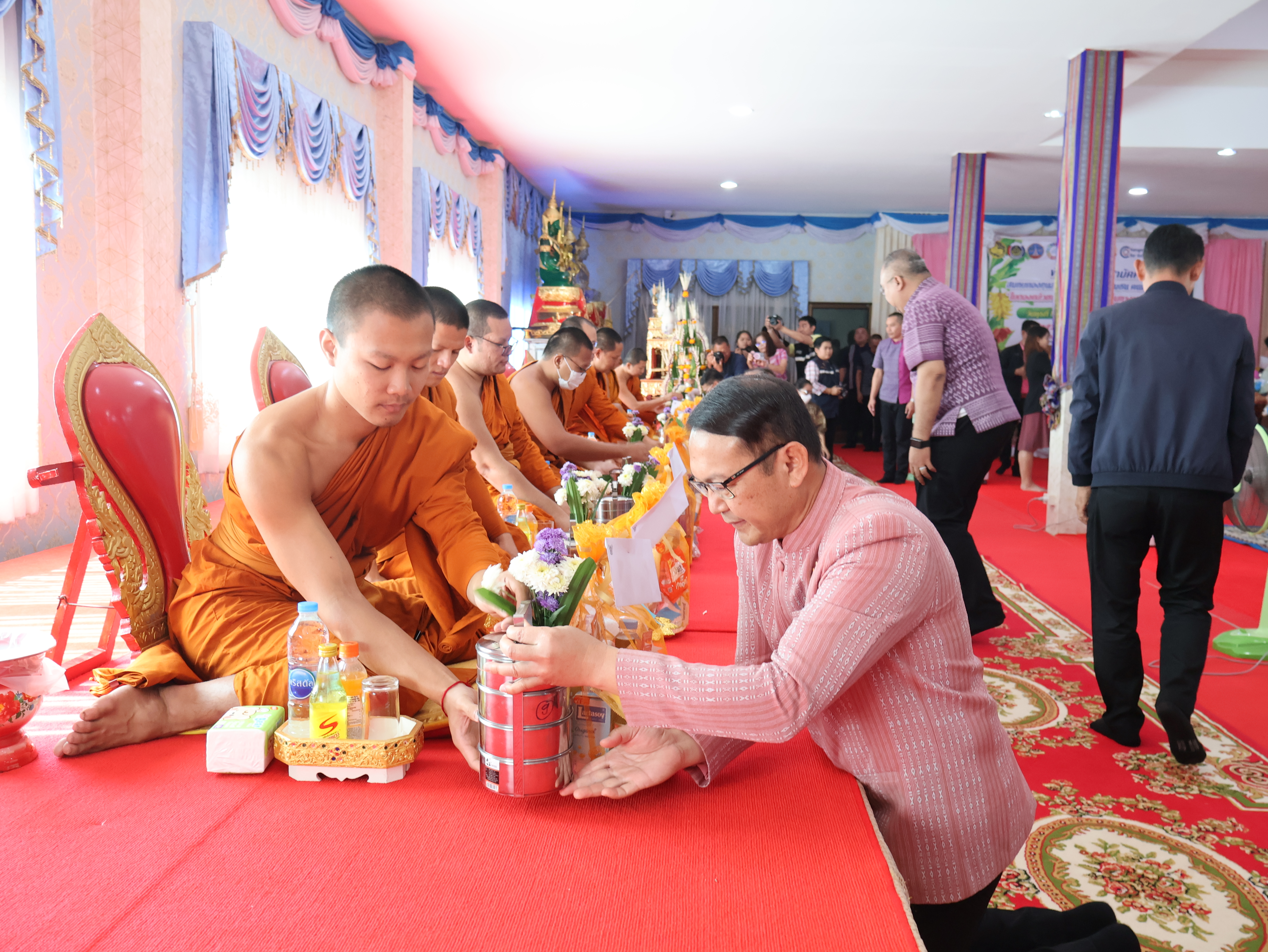 จังหวัดนครพนม   จัดกิจกรรมพิธีทอดผ้าป่าสามัคคีสมทบกองทุนส่งเสริมเศรษฐกิจชุมชน คนนครพนม “ใบตองกล้วยธรรมดา สู่ มูลค่าเพิ่มทางเศรษฐกิจ”