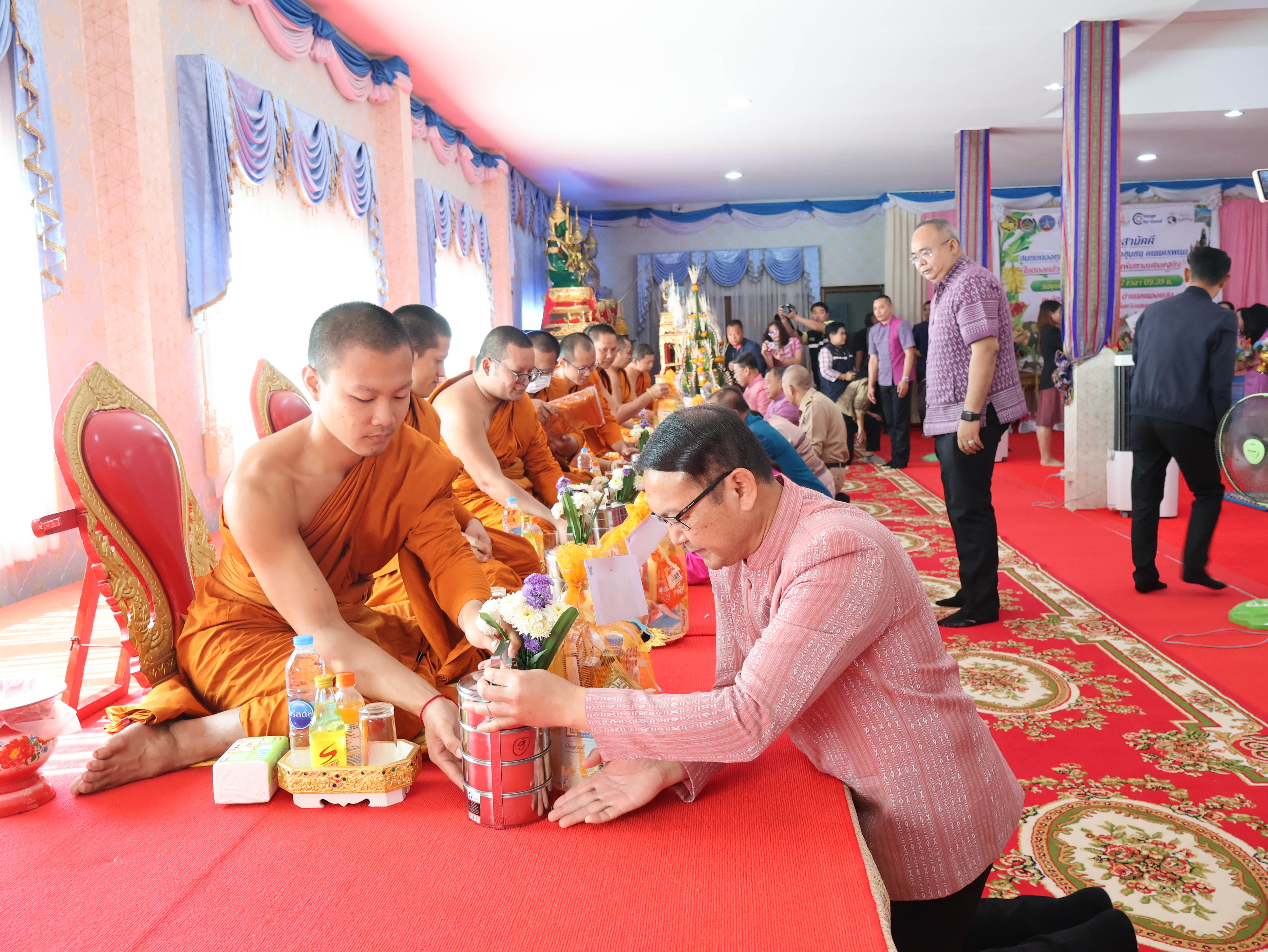 จังหวัดนครพนม   จัดกิจกรรมพิธีทอดผ้าป่าสามัคคีสมทบกองทุนส่งเสริมเศรษฐกิจชุมชน คนนครพนม “ใบตองกล้วยธรรมดา สู่ มูลค่าเพิ่มทางเศรษฐกิจ”