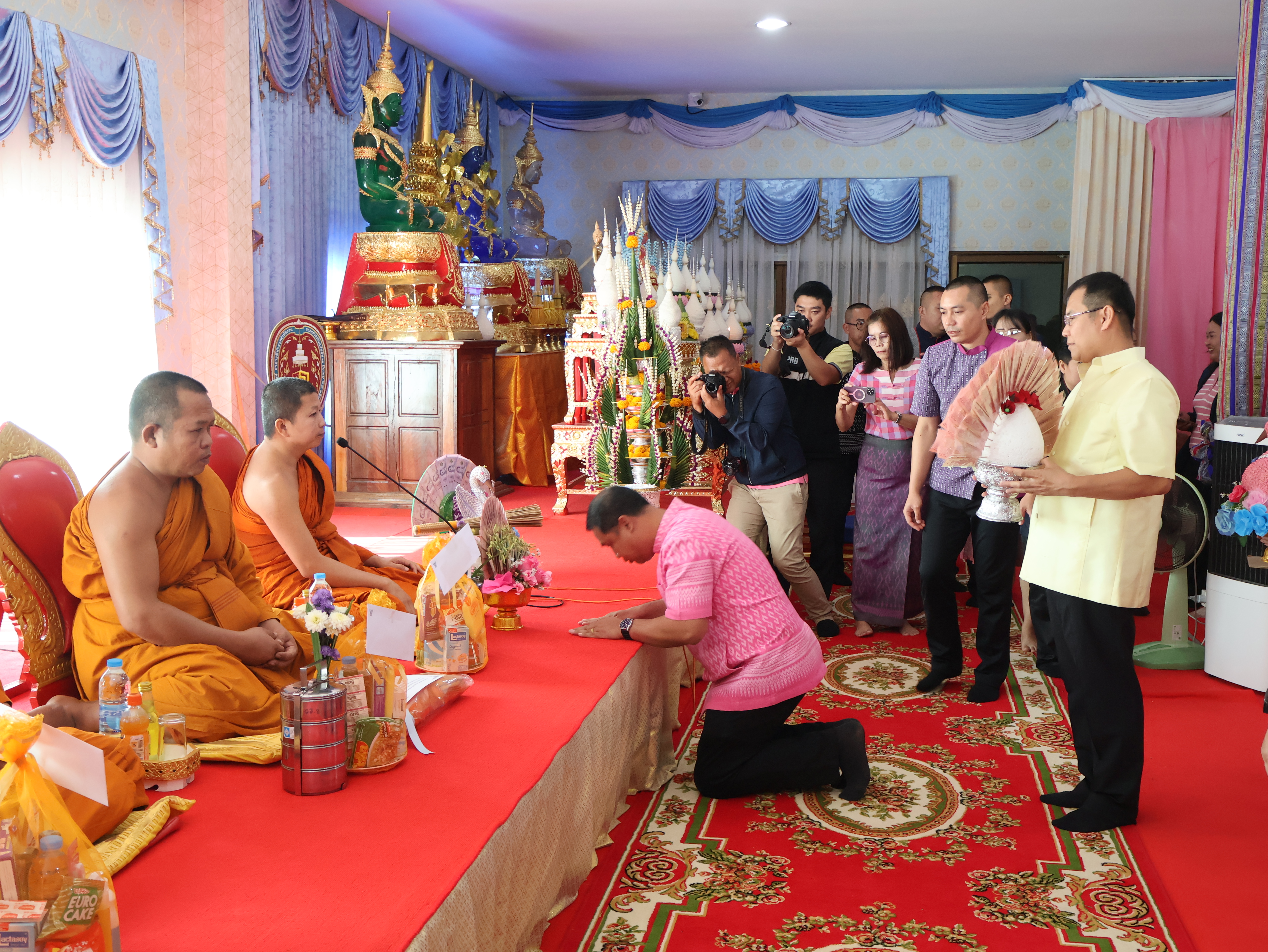 จังหวัดนครพนม   จัดกิจกรรมพิธีทอดผ้าป่าสามัคคีสมทบกองทุนส่งเสริมเศรษฐกิจชุมชน คนนครพนม “ใบตองกล้วยธรรมดา สู่ มูลค่าเพิ่มทางเศรษฐกิจ”