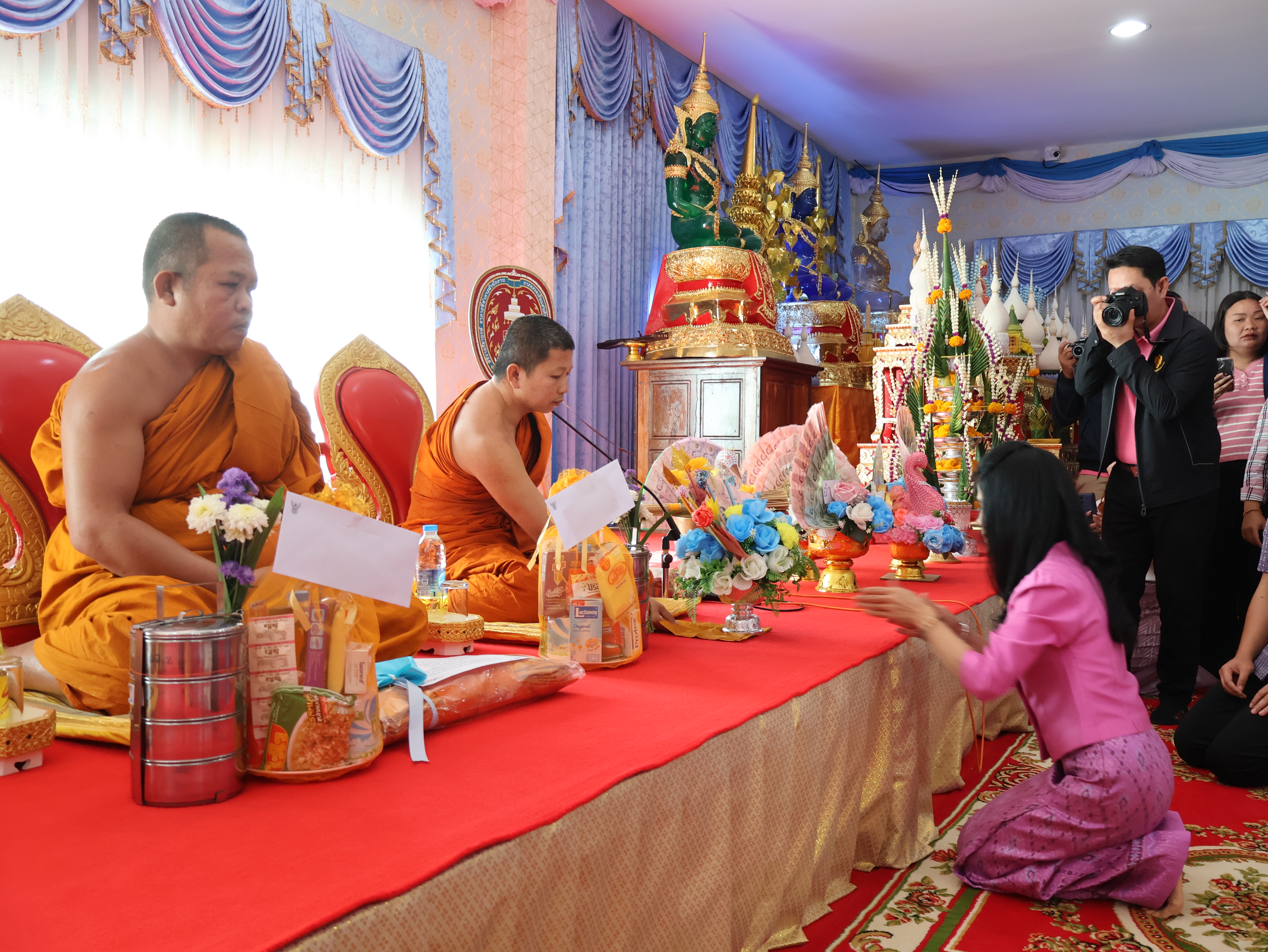 จังหวัดนครพนม   จัดกิจกรรมพิธีทอดผ้าป่าสามัคคีสมทบกองทุนส่งเสริมเศรษฐกิจชุมชน คนนครพนม “ใบตองกล้วยธรรมดา สู่ มูลค่าเพิ่มทางเศรษฐกิจ”