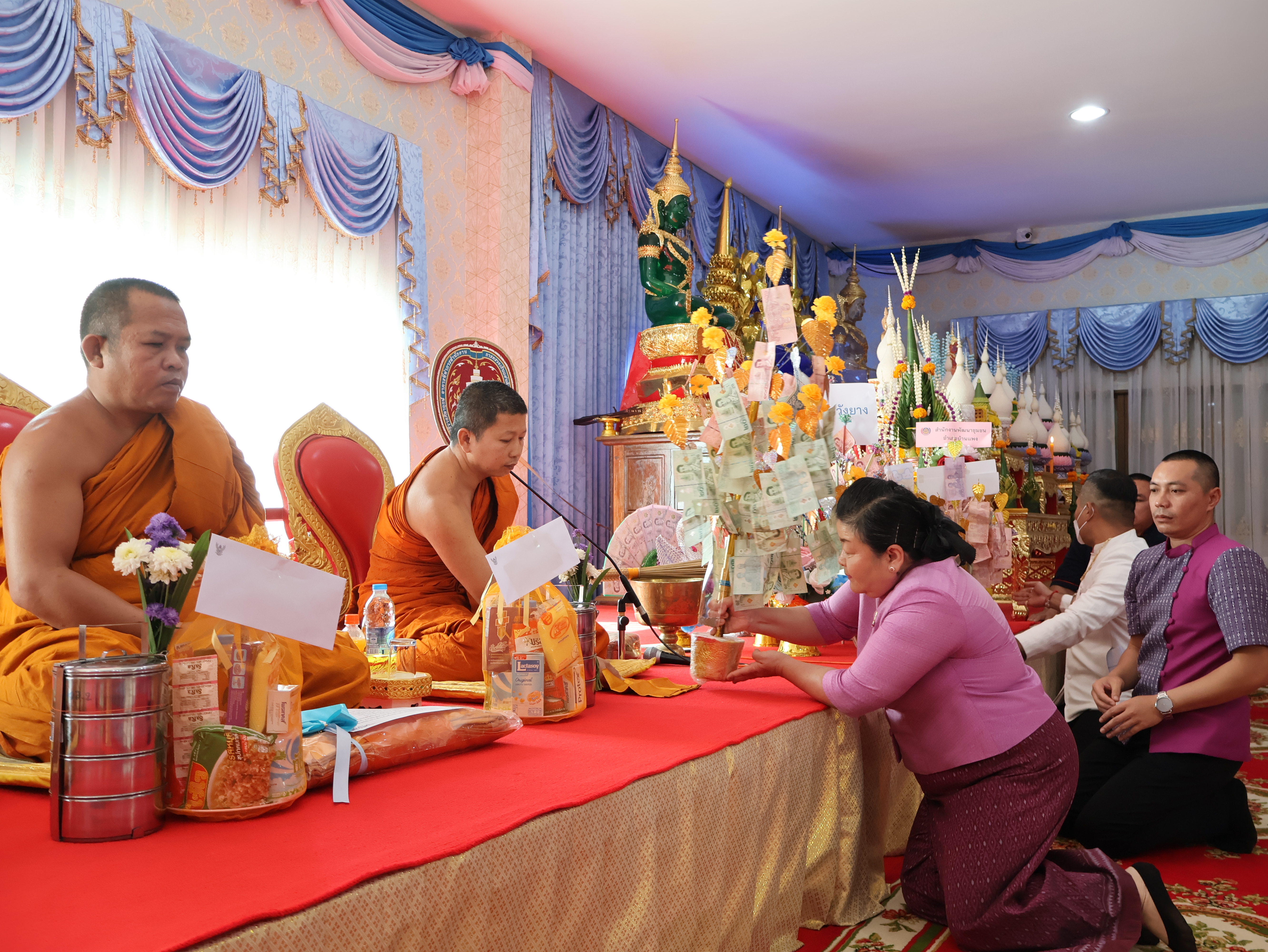 จังหวัดนครพนม   จัดกิจกรรมพิธีทอดผ้าป่าสามัคคีสมทบกองทุนส่งเสริมเศรษฐกิจชุมชน คนนครพนม “ใบตองกล้วยธรรมดา สู่ มูลค่าเพิ่มทางเศรษฐกิจ”