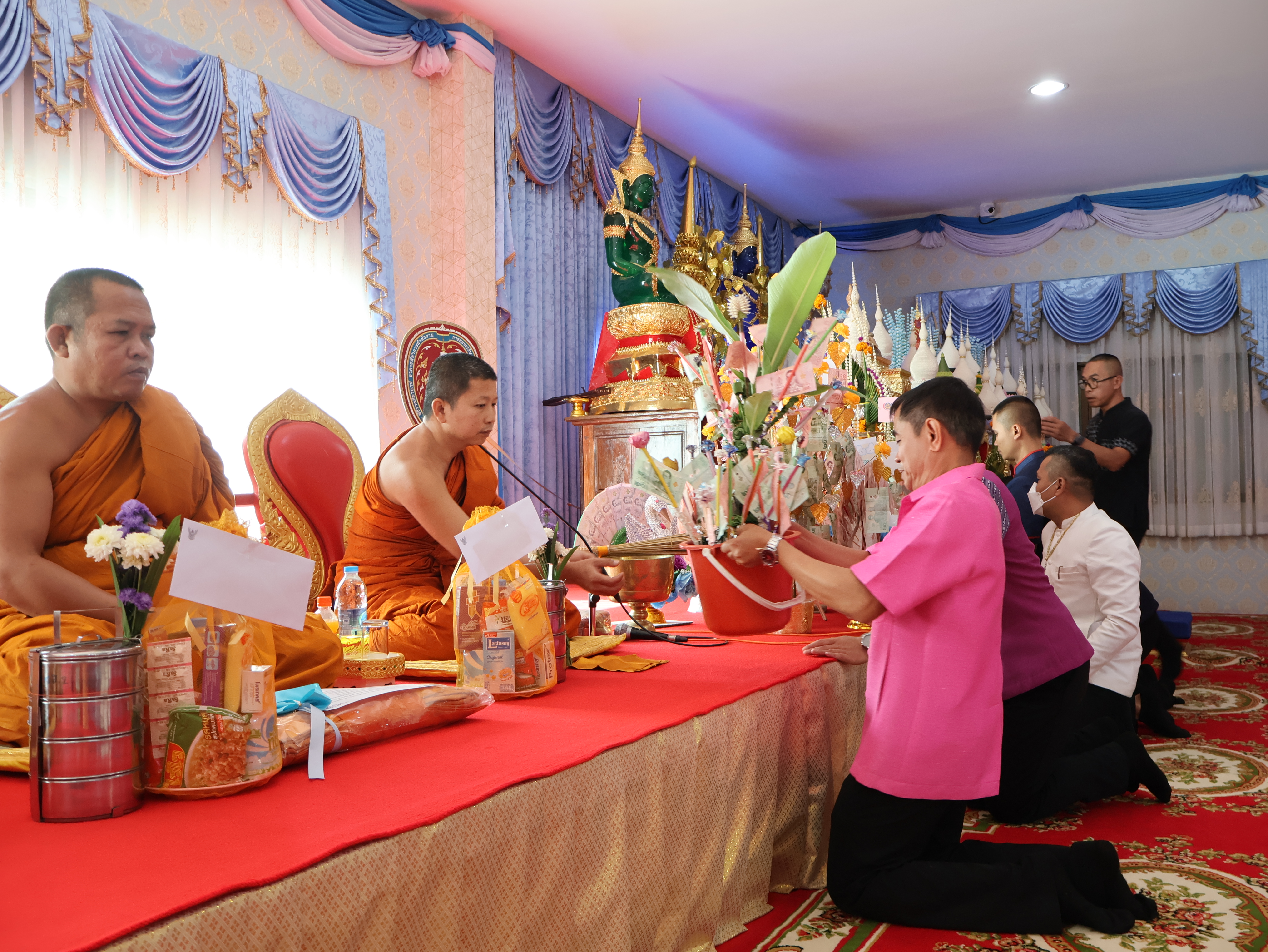 จังหวัดนครพนม   จัดกิจกรรมพิธีทอดผ้าป่าสามัคคีสมทบกองทุนส่งเสริมเศรษฐกิจชุมชน คนนครพนม “ใบตองกล้วยธรรมดา สู่ มูลค่าเพิ่มทางเศรษฐกิจ”