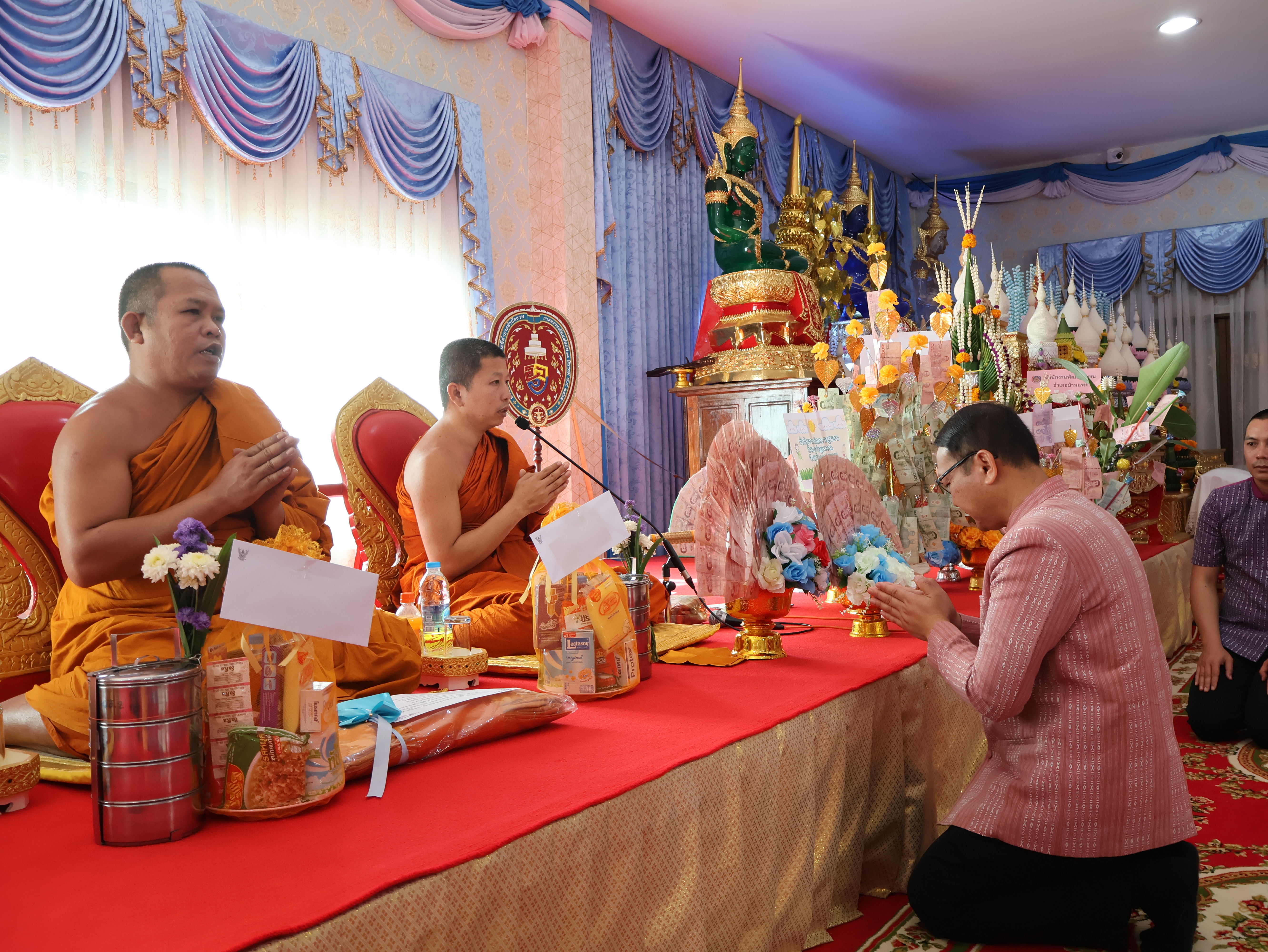 จังหวัดนครพนม   จัดกิจกรรมพิธีทอดผ้าป่าสามัคคีสมทบกองทุนส่งเสริมเศรษฐกิจชุมชน คนนครพนม “ใบตองกล้วยธรรมดา สู่ มูลค่าเพิ่มทางเศรษฐกิจ”