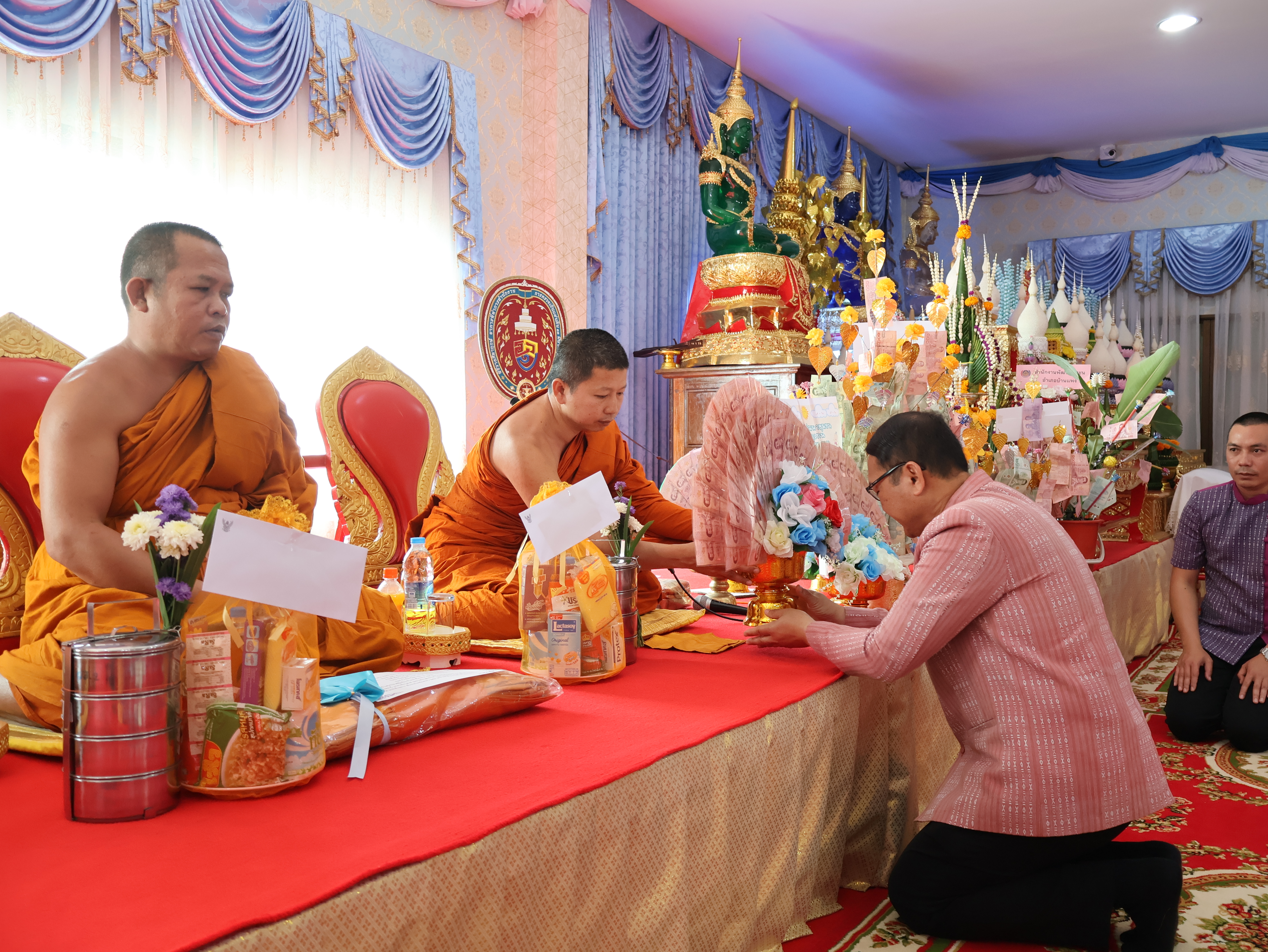 จังหวัดนครพนม   จัดกิจกรรมพิธีทอดผ้าป่าสามัคคีสมทบกองทุนส่งเสริมเศรษฐกิจชุมชน คนนครพนม “ใบตองกล้วยธรรมดา สู่ มูลค่าเพิ่มทางเศรษฐกิจ”