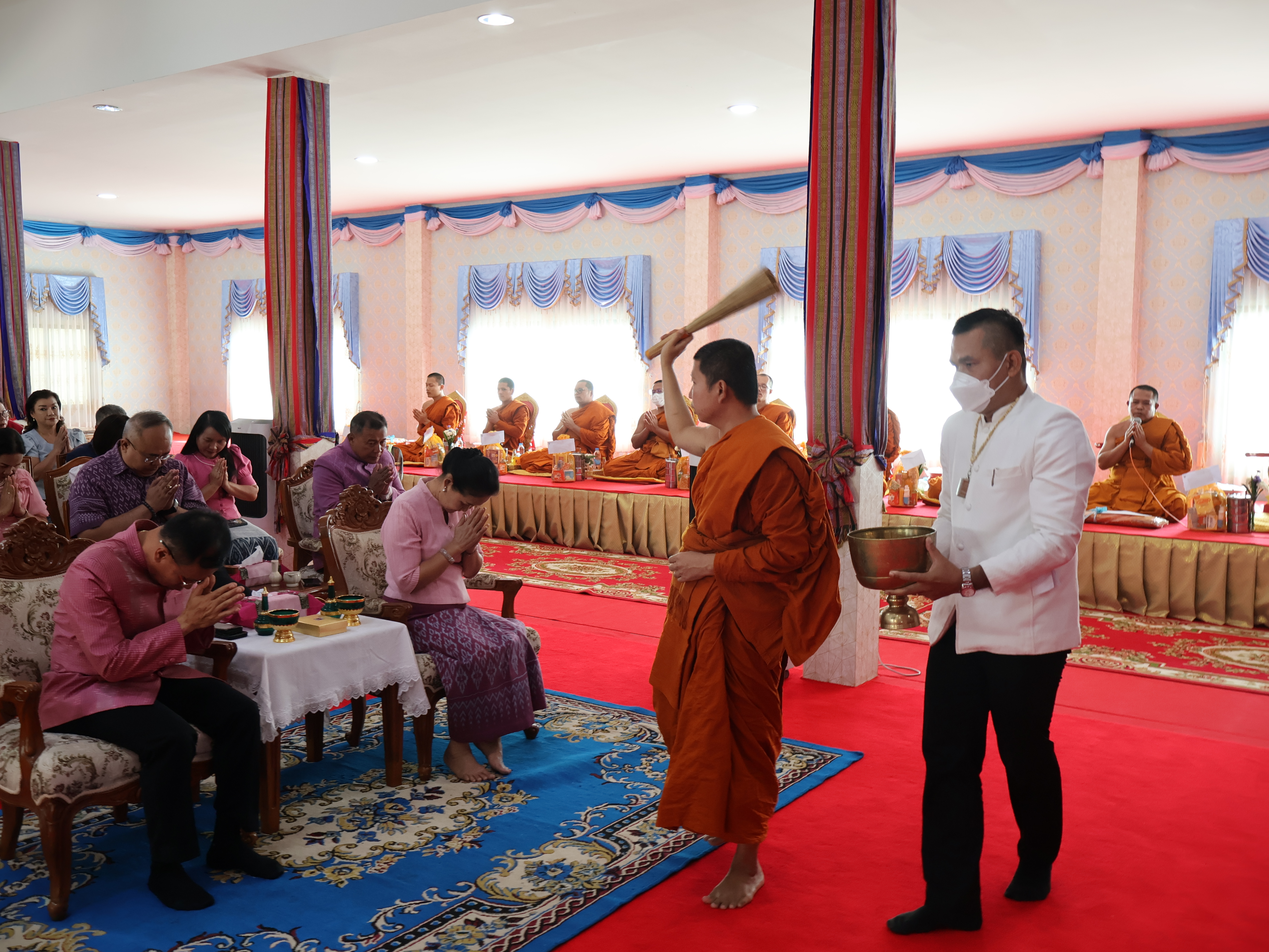 จังหวัดนครพนม   จัดกิจกรรมพิธีทอดผ้าป่าสามัคคีสมทบกองทุนส่งเสริมเศรษฐกิจชุมชน คนนครพนม “ใบตองกล้วยธรรมดา สู่ มูลค่าเพิ่มทางเศรษฐกิจ”