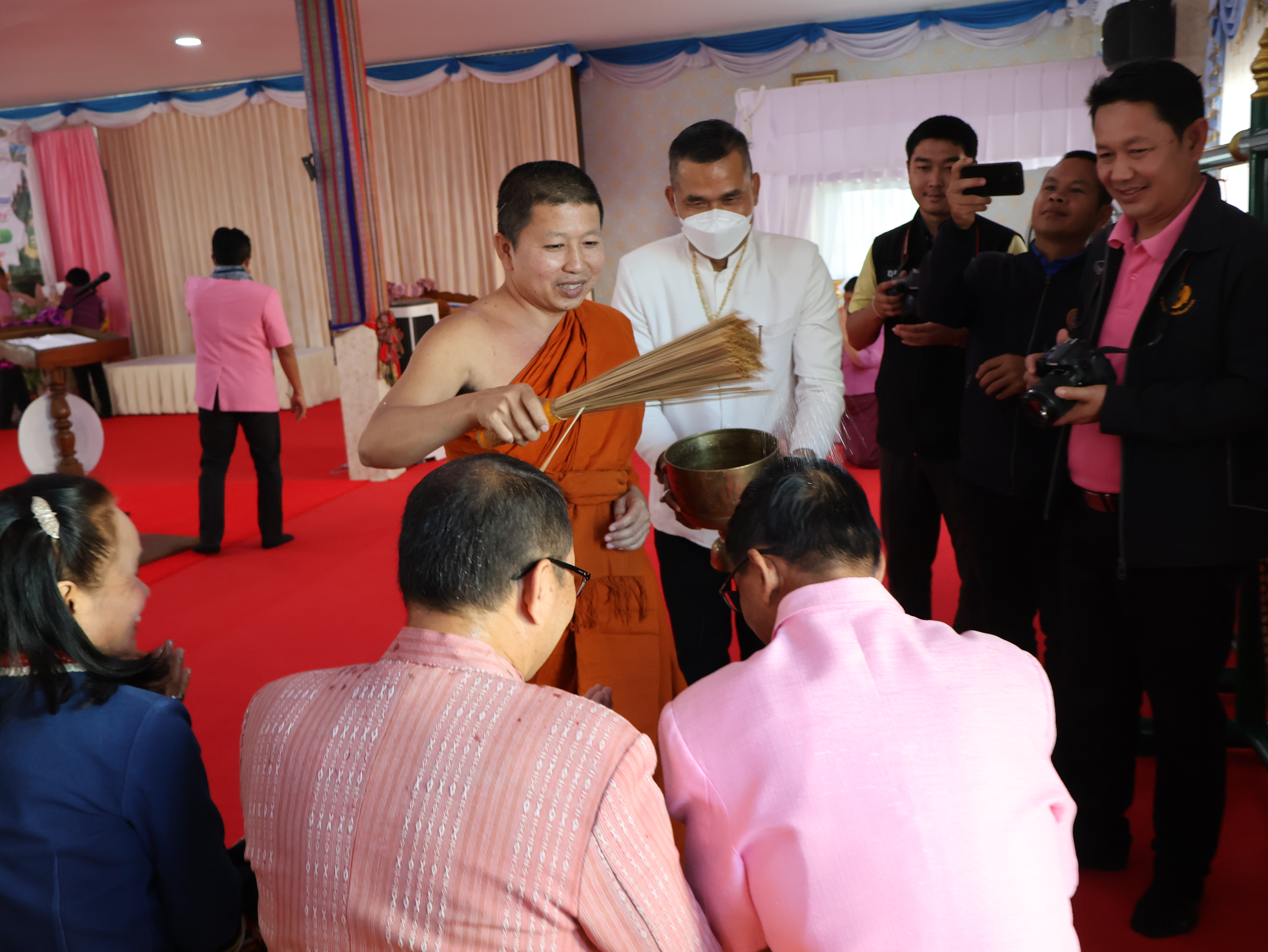 จังหวัดนครพนม   จัดกิจกรรมพิธีทอดผ้าป่าสามัคคีสมทบกองทุนส่งเสริมเศรษฐกิจชุมชน คนนครพนม “ใบตองกล้วยธรรมดา สู่ มูลค่าเพิ่มทางเศรษฐกิจ”