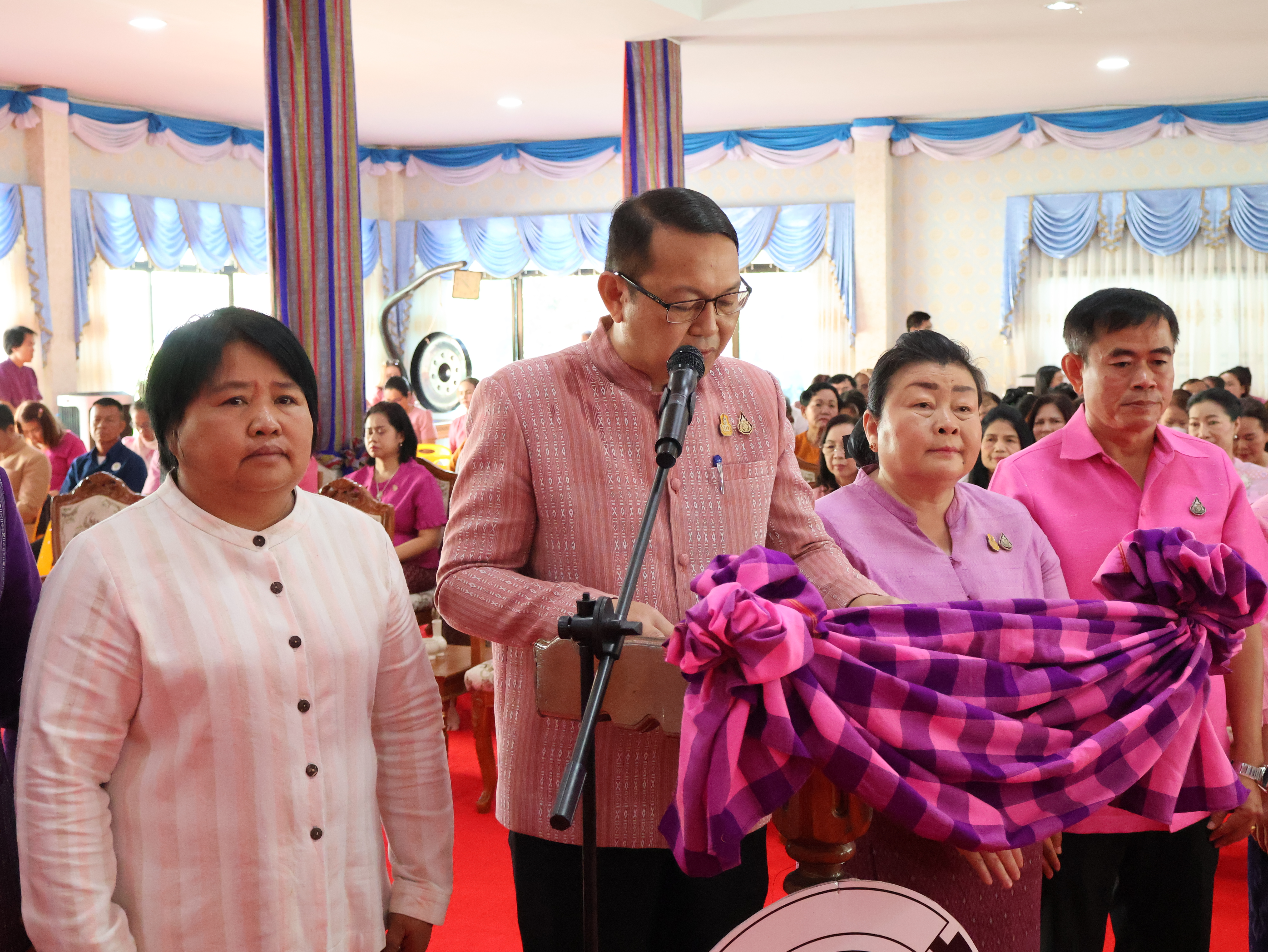 จังหวัดนครพนม   จัดกิจกรรมพิธีทอดผ้าป่าสามัคคีสมทบกองทุนส่งเสริมเศรษฐกิจชุมชน คนนครพนม “ใบตองกล้วยธรรมดา สู่ มูลค่าเพิ่มทางเศรษฐกิจ”