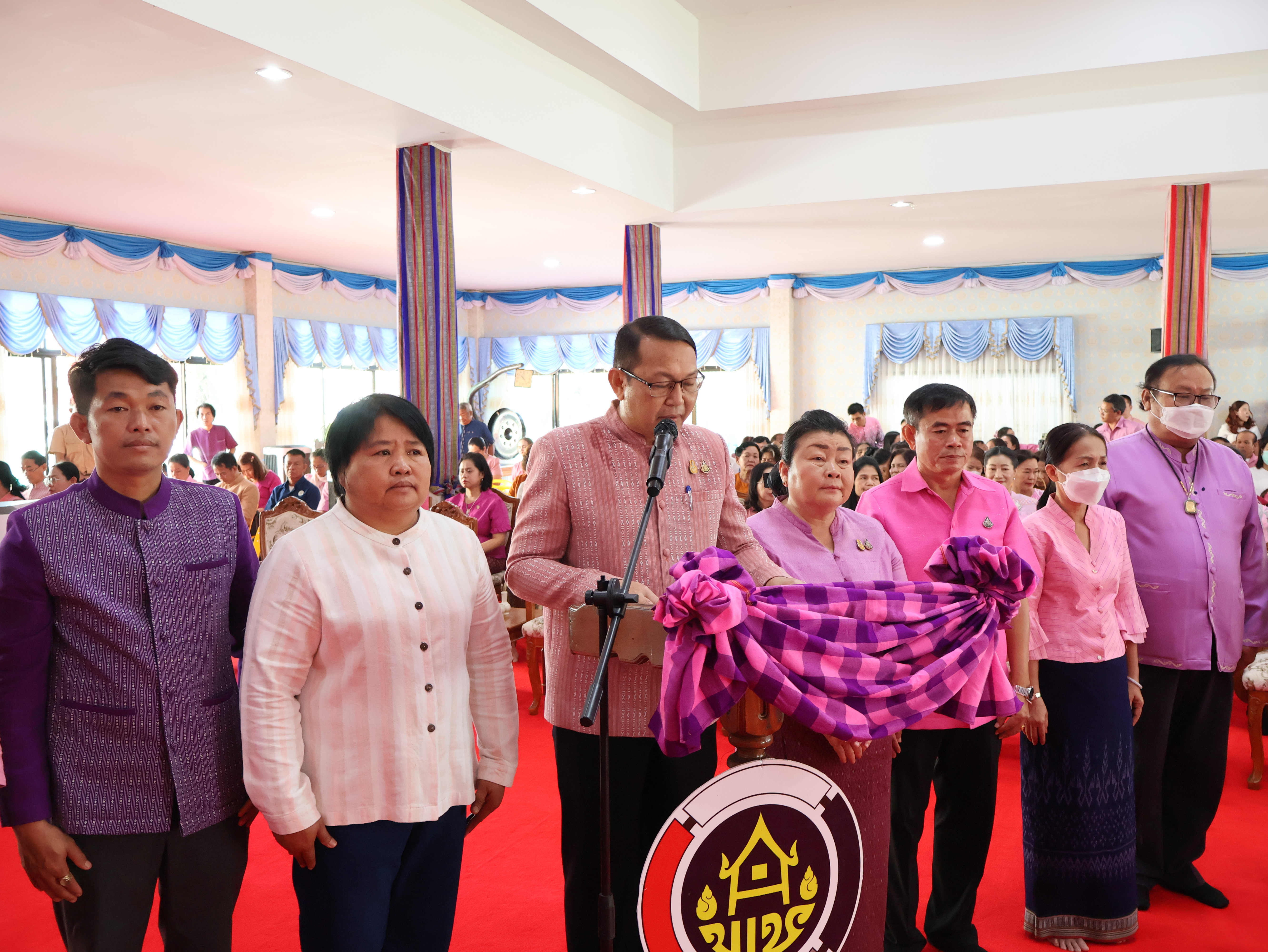 จังหวัดนครพนม   จัดกิจกรรมพิธีทอดผ้าป่าสามัคคีสมทบกองทุนส่งเสริมเศรษฐกิจชุมชน คนนครพนม “ใบตองกล้วยธรรมดา สู่ มูลค่าเพิ่มทางเศรษฐกิจ”