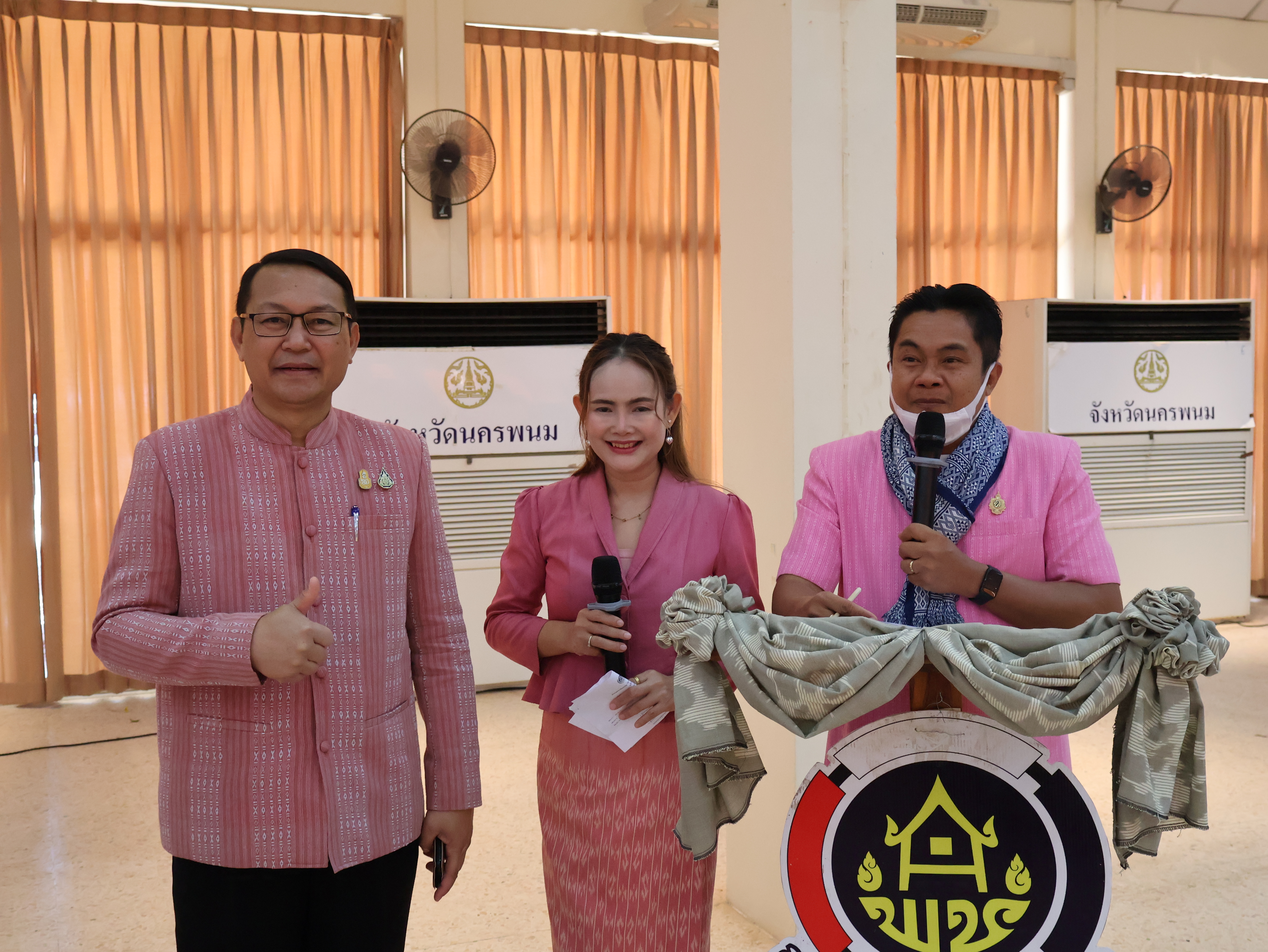 พ่อเมืองนครพนม   นำข้าราชการและภาคีเครือข่าย “สวมผ้าไทย ใส่ผ้าซิ่น กินข้าวปิ่นโต” เพื่อเสริมสร้างค่านิยมที่ดี สร้างความสมัครสมานสามัคคี ร่วมกันนำพาสิ่งที่ดีให้เกิดขึ้นกับพี่น้องประชาชนอย่างยั่งยืน