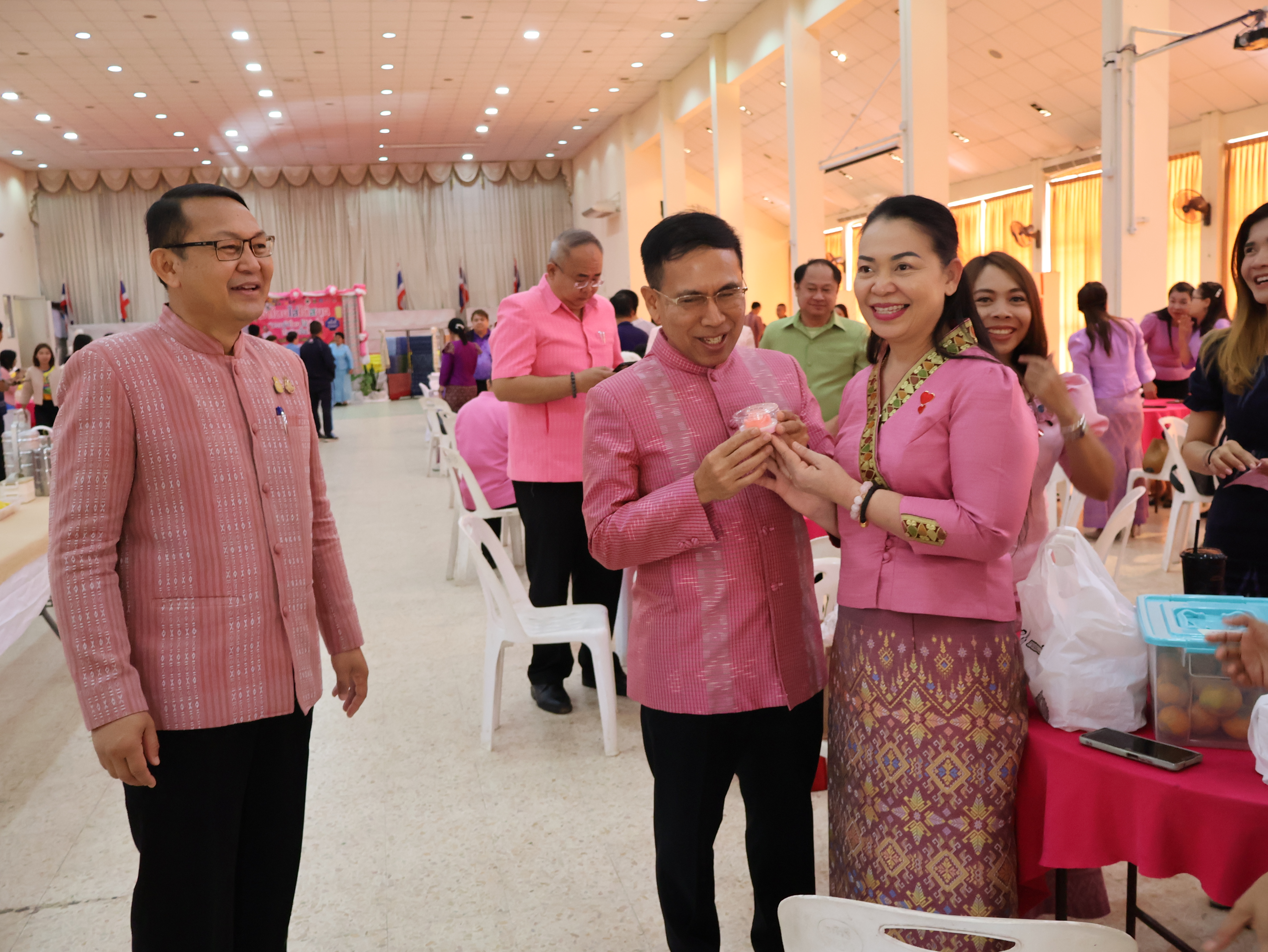 พ่อเมืองนครพนม   นำข้าราชการและภาคีเครือข่าย “สวมผ้าไทย ใส่ผ้าซิ่น กินข้าวปิ่นโต” เพื่อเสริมสร้างค่านิยมที่ดี สร้างความสมัครสมานสามัคคี ร่วมกันนำพาสิ่งที่ดีให้เกิดขึ้นกับพี่น้องประชาชนอย่างยั่งยืน