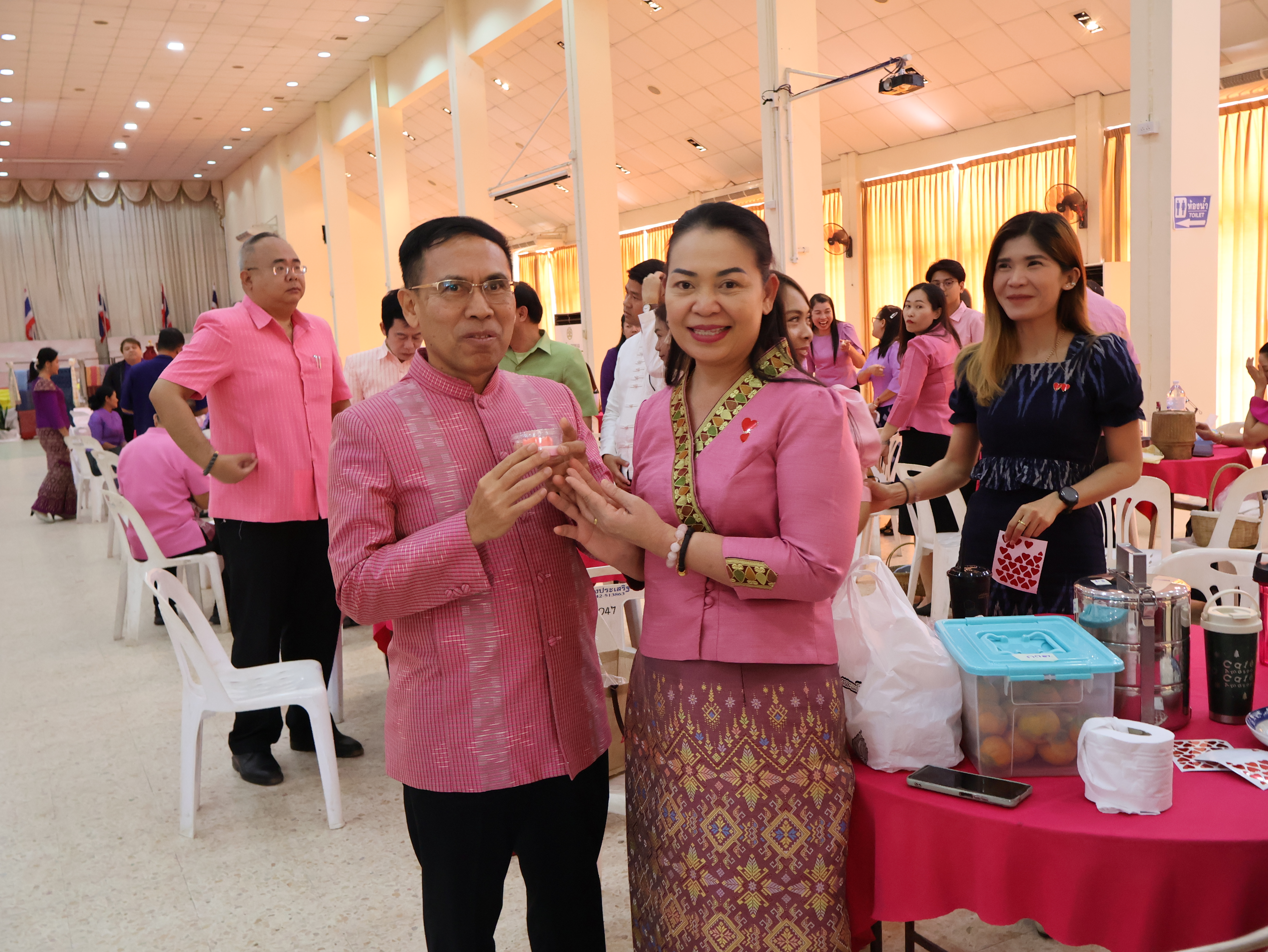 พ่อเมืองนครพนม   นำข้าราชการและภาคีเครือข่าย “สวมผ้าไทย ใส่ผ้าซิ่น กินข้าวปิ่นโต” เพื่อเสริมสร้างค่านิยมที่ดี สร้างความสมัครสมานสามัคคี ร่วมกันนำพาสิ่งที่ดีให้เกิดขึ้นกับพี่น้องประชาชนอย่างยั่งยืน