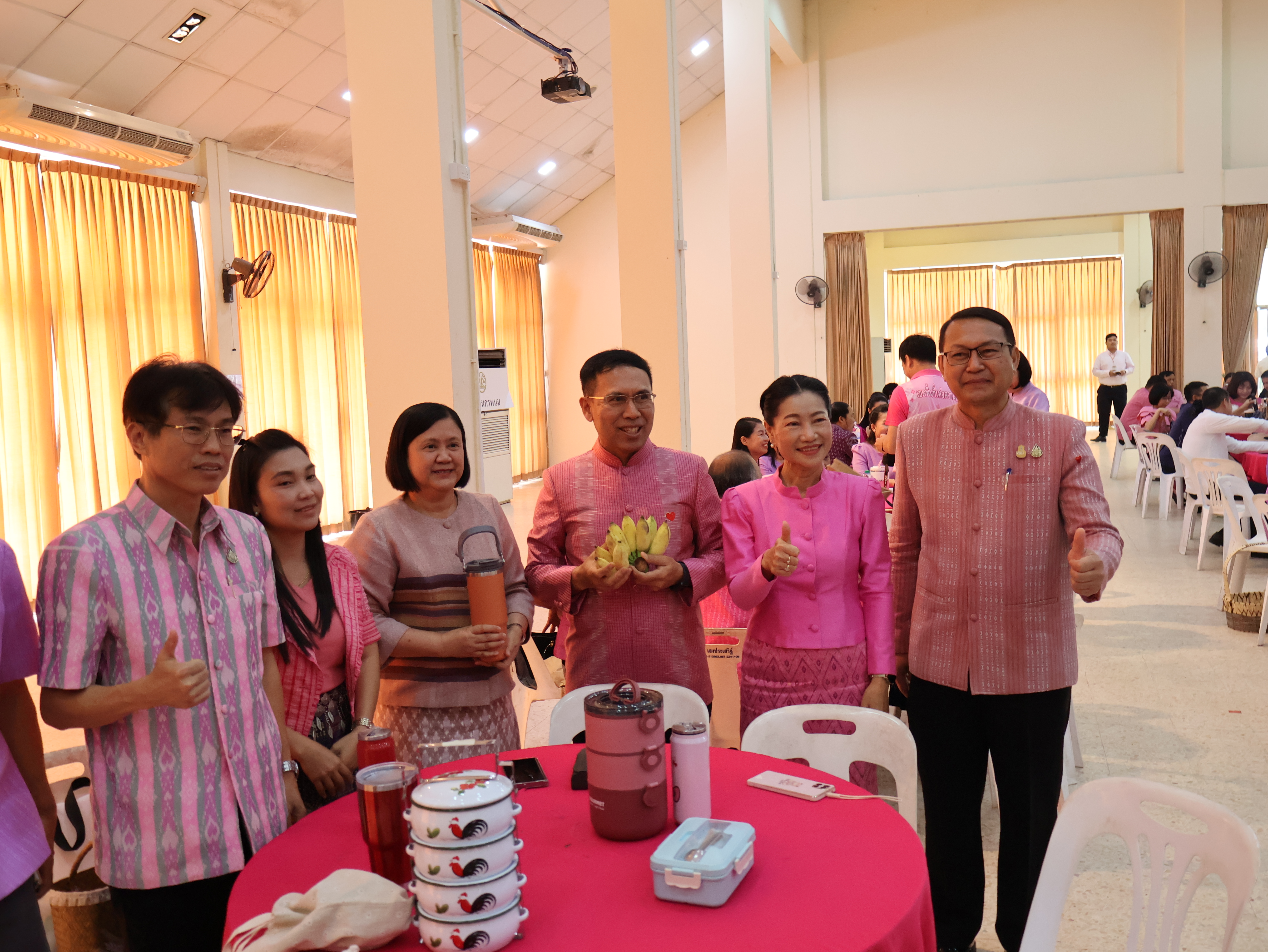 พ่อเมืองนครพนม   นำข้าราชการและภาคีเครือข่าย “สวมผ้าไทย ใส่ผ้าซิ่น กินข้าวปิ่นโต” เพื่อเสริมสร้างค่านิยมที่ดี สร้างความสมัครสมานสามัคคี ร่วมกันนำพาสิ่งที่ดีให้เกิดขึ้นกับพี่น้องประชาชนอย่างยั่งยืน