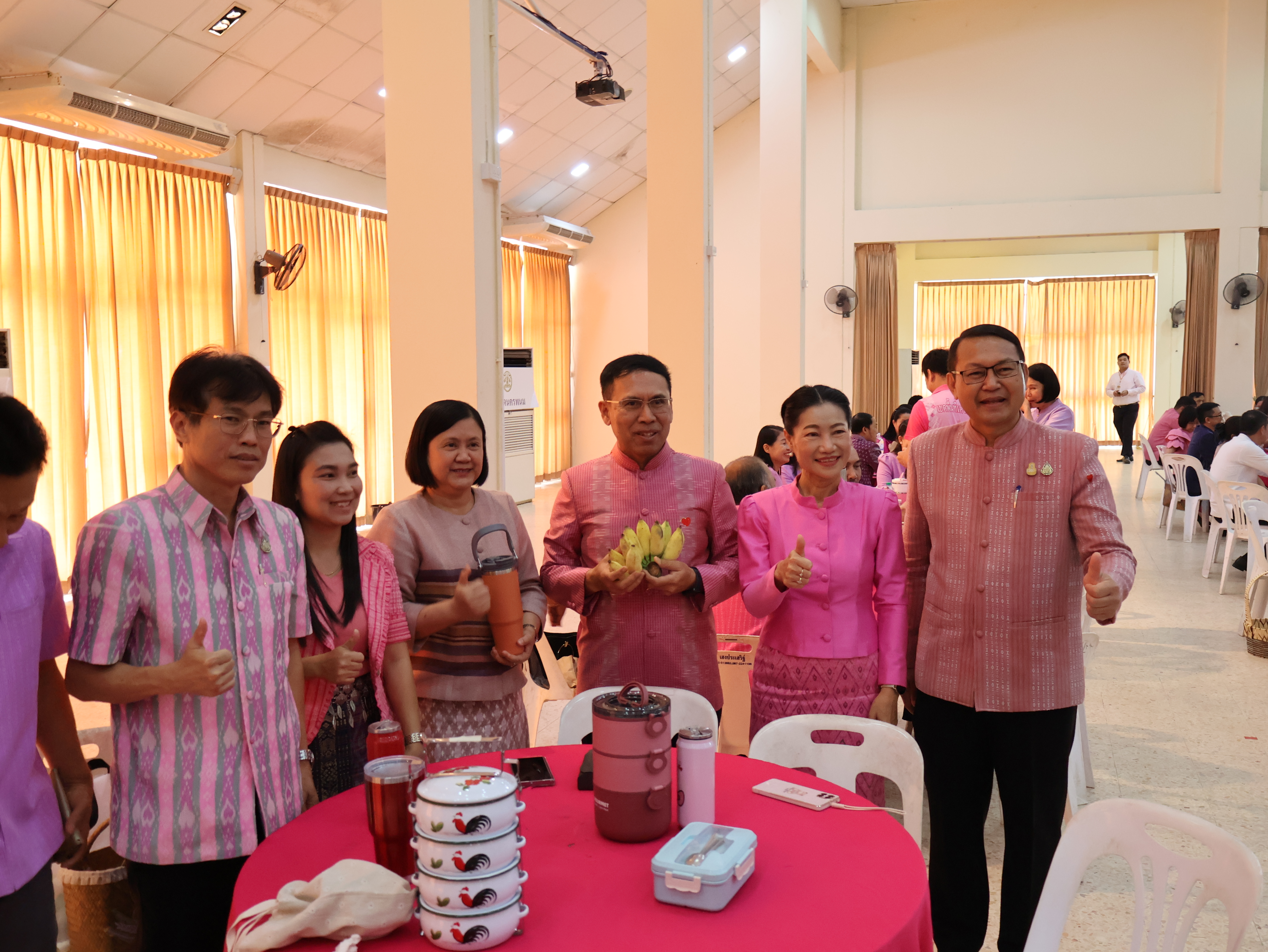 พ่อเมืองนครพนม   นำข้าราชการและภาคีเครือข่าย “สวมผ้าไทย ใส่ผ้าซิ่น กินข้าวปิ่นโต” เพื่อเสริมสร้างค่านิยมที่ดี สร้างความสมัครสมานสามัคคี ร่วมกันนำพาสิ่งที่ดีให้เกิดขึ้นกับพี่น้องประชาชนอย่างยั่งยืน