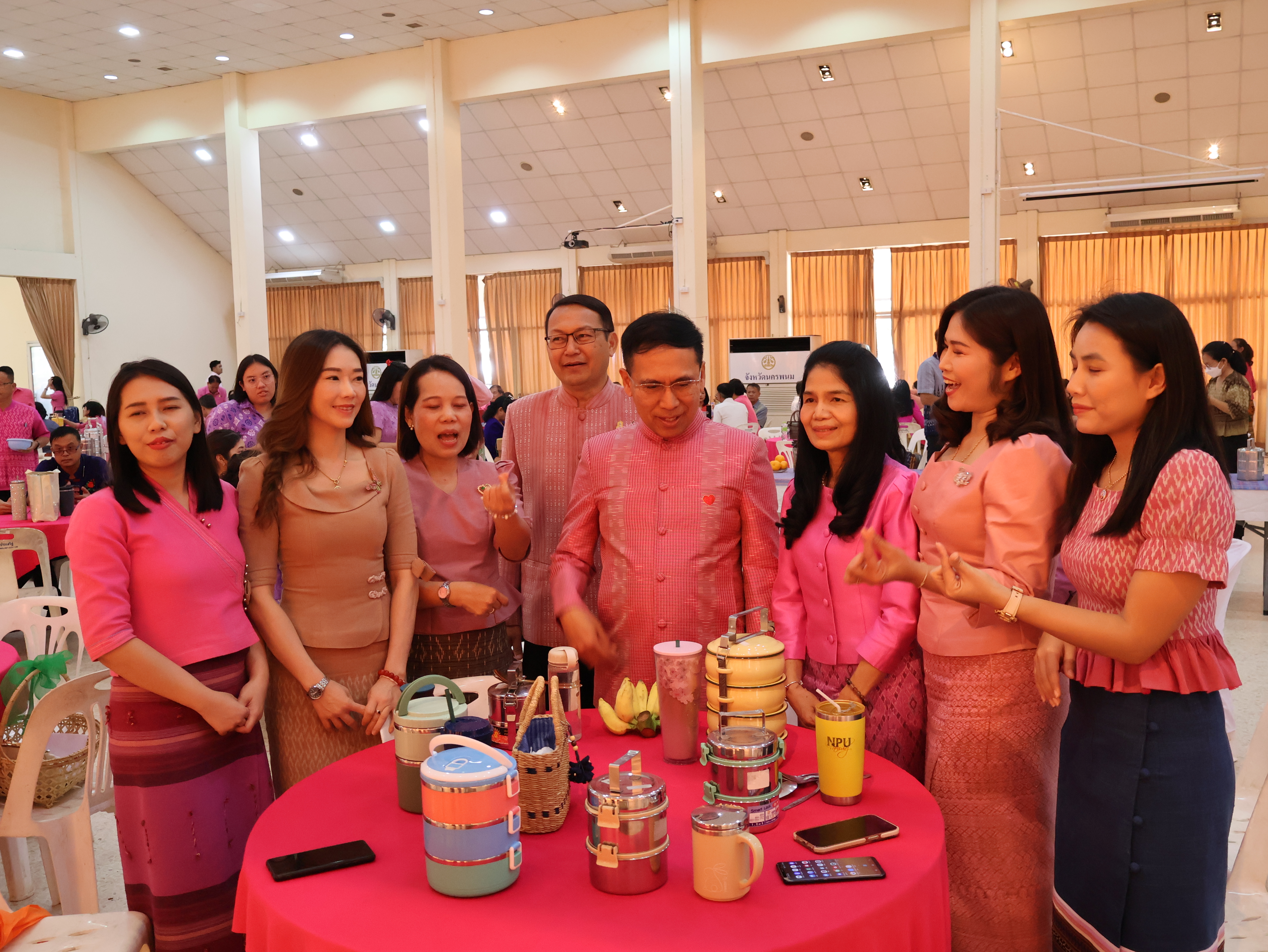 พ่อเมืองนครพนม   นำข้าราชการและภาคีเครือข่าย “สวมผ้าไทย ใส่ผ้าซิ่น กินข้าวปิ่นโต” เพื่อเสริมสร้างค่านิยมที่ดี สร้างความสมัครสมานสามัคคี ร่วมกันนำพาสิ่งที่ดีให้เกิดขึ้นกับพี่น้องประชาชนอย่างยั่งยืน
