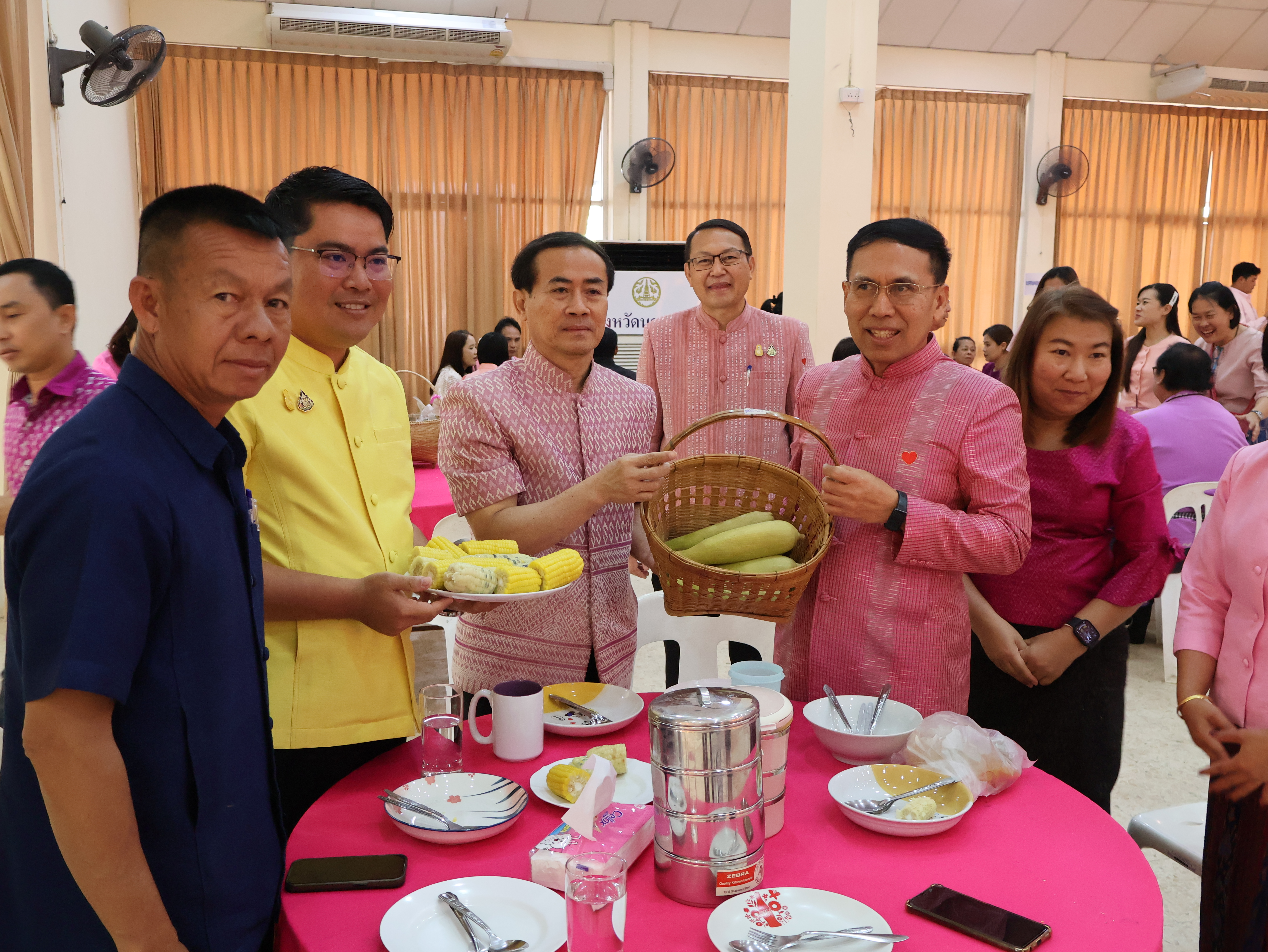 พ่อเมืองนครพนม   นำข้าราชการและภาคีเครือข่าย “สวมผ้าไทย ใส่ผ้าซิ่น กินข้าวปิ่นโต” เพื่อเสริมสร้างค่านิยมที่ดี สร้างความสมัครสมานสามัคคี ร่วมกันนำพาสิ่งที่ดีให้เกิดขึ้นกับพี่น้องประชาชนอย่างยั่งยืน