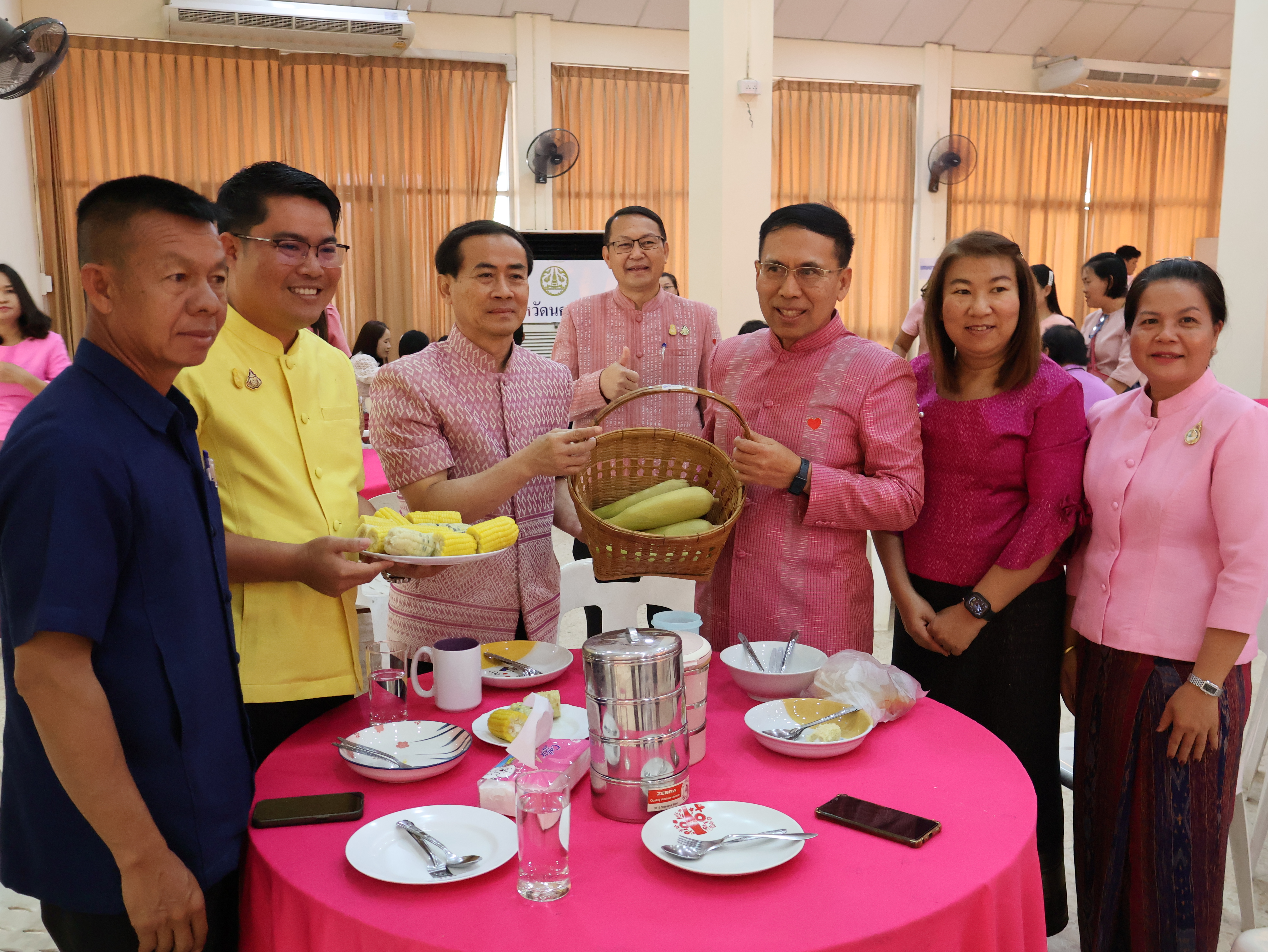 พ่อเมืองนครพนม   นำข้าราชการและภาคีเครือข่าย “สวมผ้าไทย ใส่ผ้าซิ่น กินข้าวปิ่นโต” เพื่อเสริมสร้างค่านิยมที่ดี สร้างความสมัครสมานสามัคคี ร่วมกันนำพาสิ่งที่ดีให้เกิดขึ้นกับพี่น้องประชาชนอย่างยั่งยืน