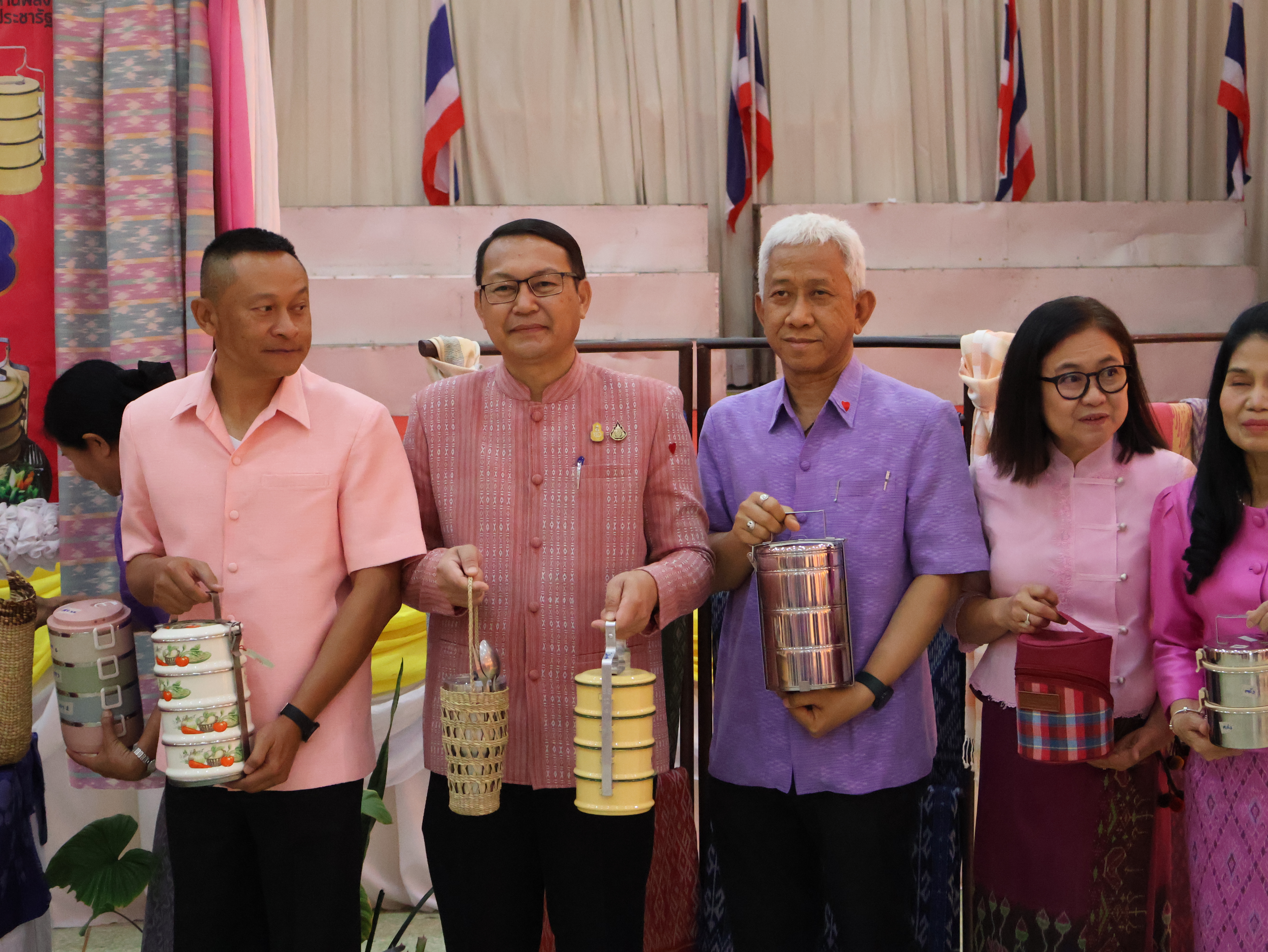 พ่อเมืองนครพนม   นำข้าราชการและภาคีเครือข่าย “สวมผ้าไทย ใส่ผ้าซิ่น กินข้าวปิ่นโต” เพื่อเสริมสร้างค่านิยมที่ดี สร้างความสมัครสมานสามัคคี ร่วมกันนำพาสิ่งที่ดีให้เกิดขึ้นกับพี่น้องประชาชนอย่างยั่งยืน