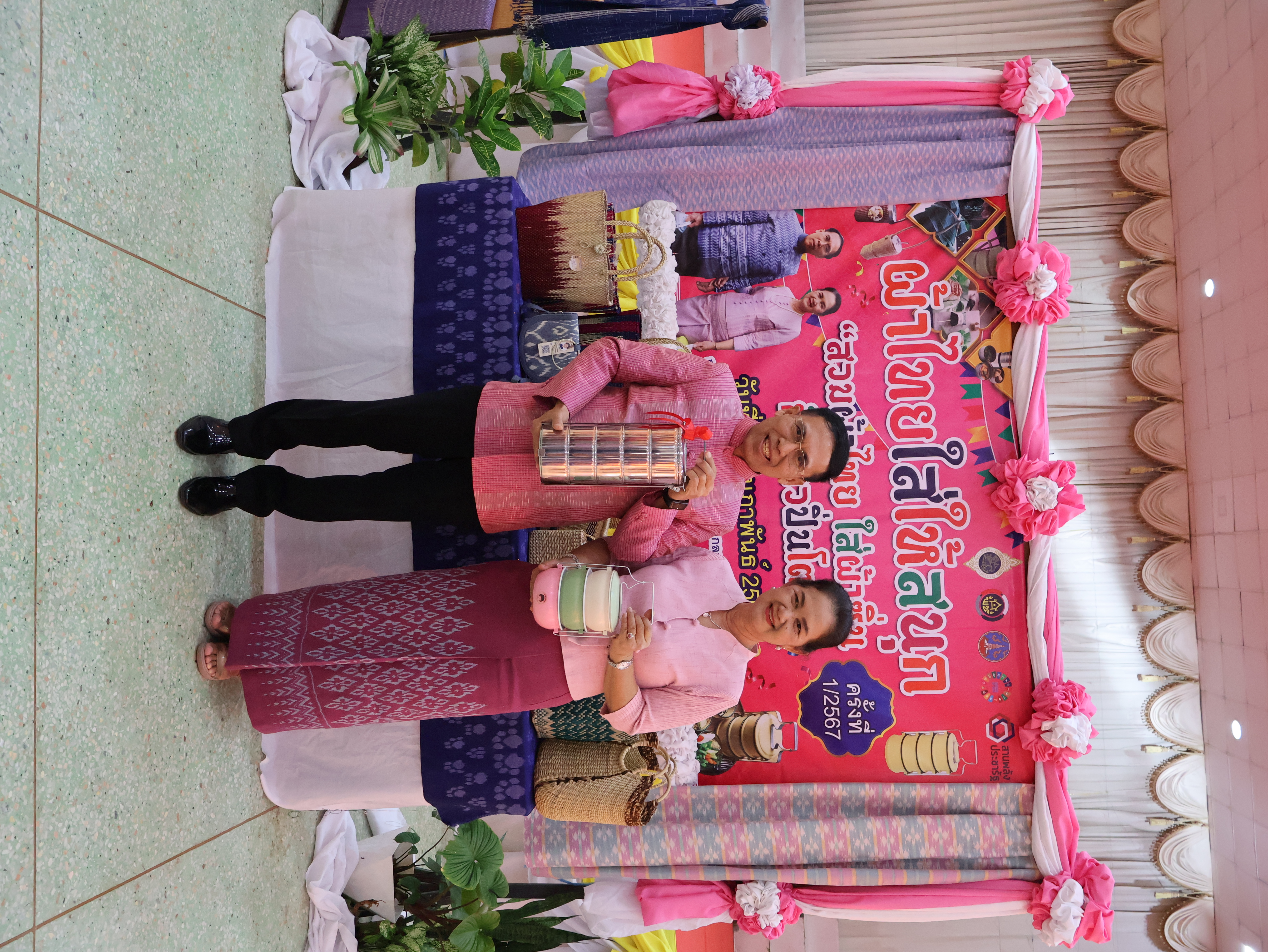 พ่อเมืองนครพนม   นำข้าราชการและภาคีเครือข่าย “สวมผ้าไทย ใส่ผ้าซิ่น กินข้าวปิ่นโต” เพื่อเสริมสร้างค่านิยมที่ดี สร้างความสมัครสมานสามัคคี ร่วมกันนำพาสิ่งที่ดีให้เกิดขึ้นกับพี่น้องประชาชนอย่างยั่งยืน