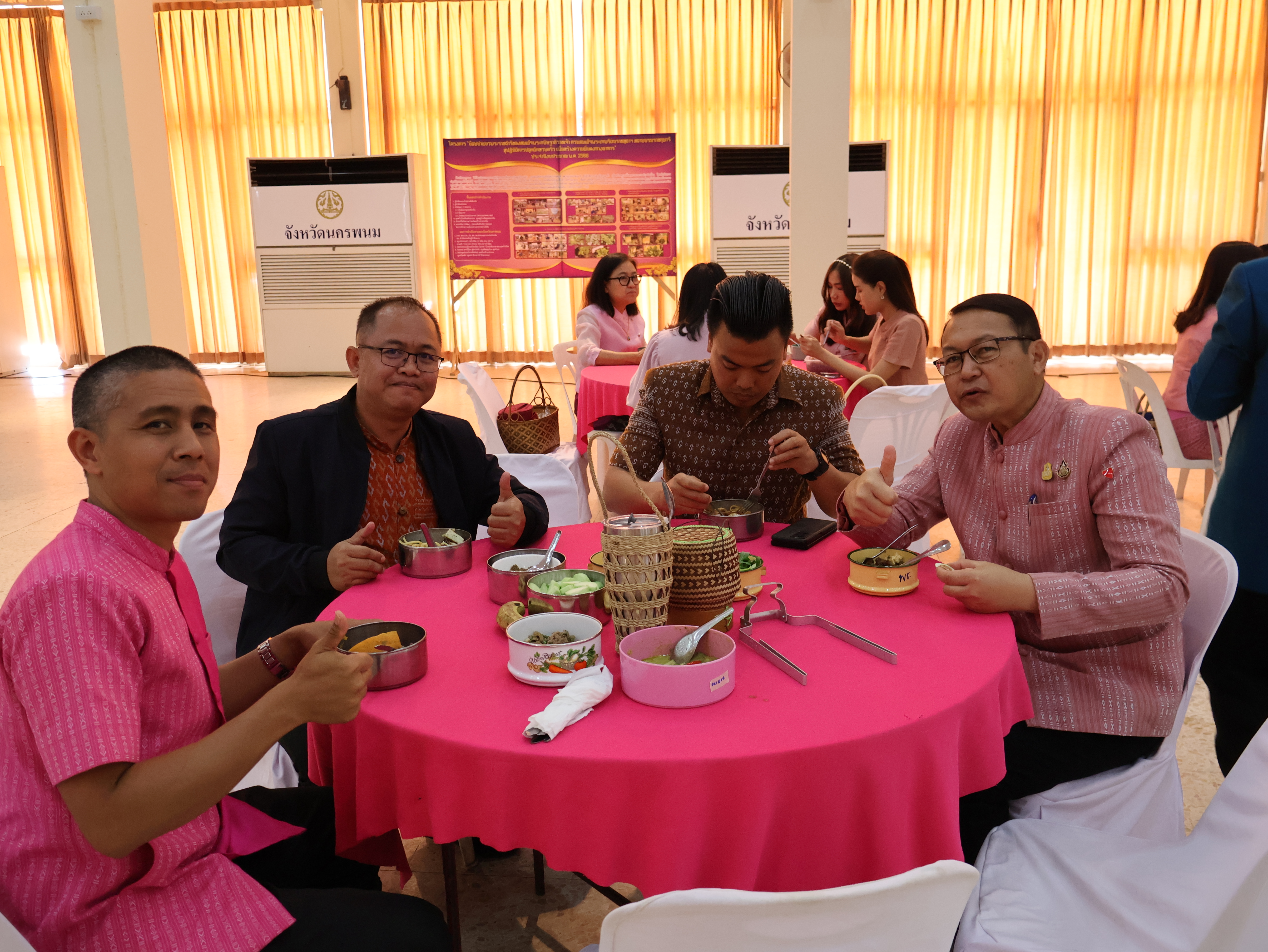 พ่อเมืองนครพนม   นำข้าราชการและภาคีเครือข่าย “สวมผ้าไทย ใส่ผ้าซิ่น กินข้าวปิ่นโต” เพื่อเสริมสร้างค่านิยมที่ดี สร้างความสมัครสมานสามัคคี ร่วมกันนำพาสิ่งที่ดีให้เกิดขึ้นกับพี่น้องประชาชนอย่างยั่งยืน