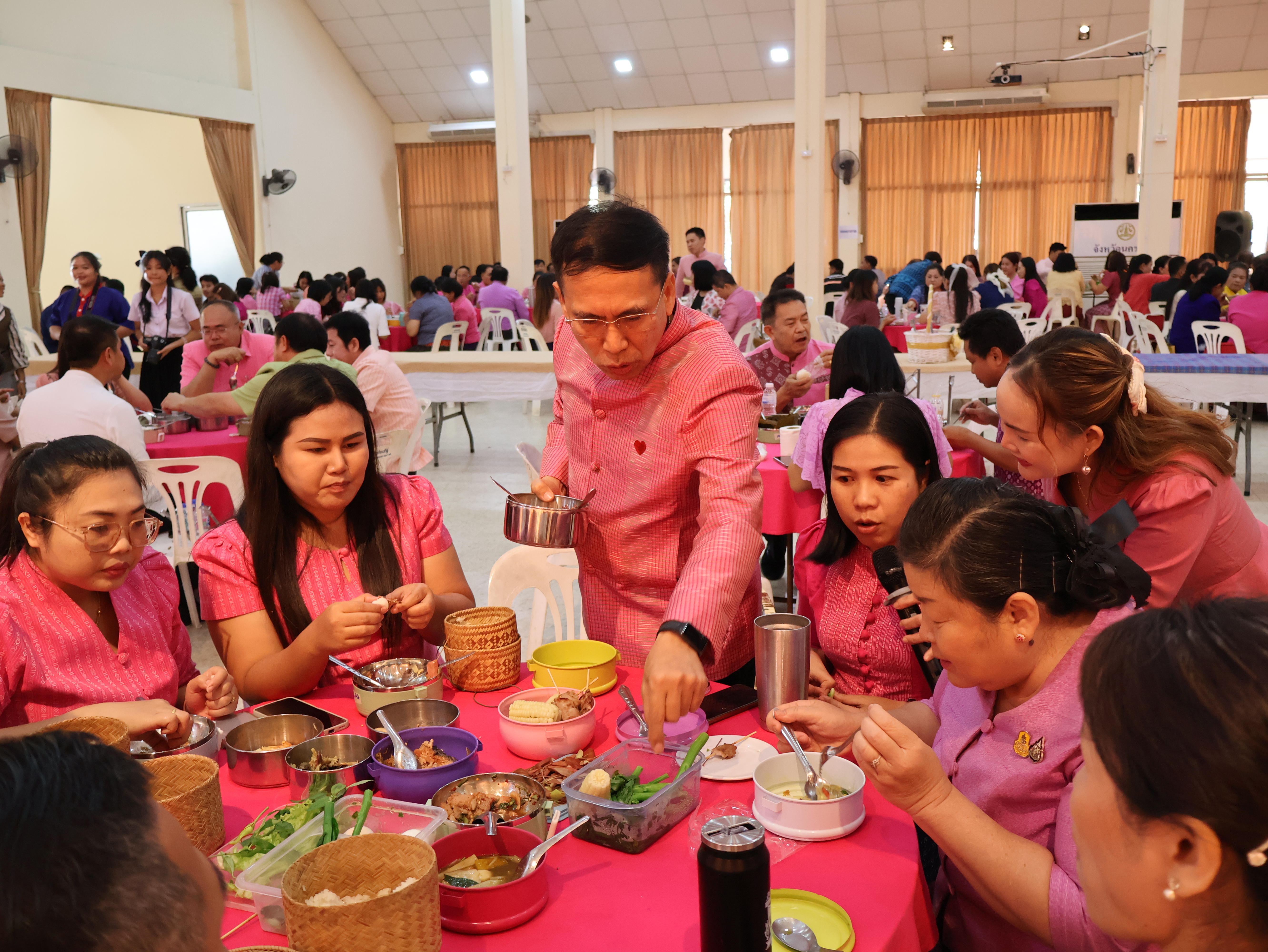 พ่อเมืองนครพนม   นำข้าราชการและภาคีเครือข่าย “สวมผ้าไทย ใส่ผ้าซิ่น กินข้าวปิ่นโต” เพื่อเสริมสร้างค่านิยมที่ดี สร้างความสมัครสมานสามัคคี ร่วมกันนำพาสิ่งที่ดีให้เกิดขึ้นกับพี่น้องประชาชนอย่างยั่งยืน