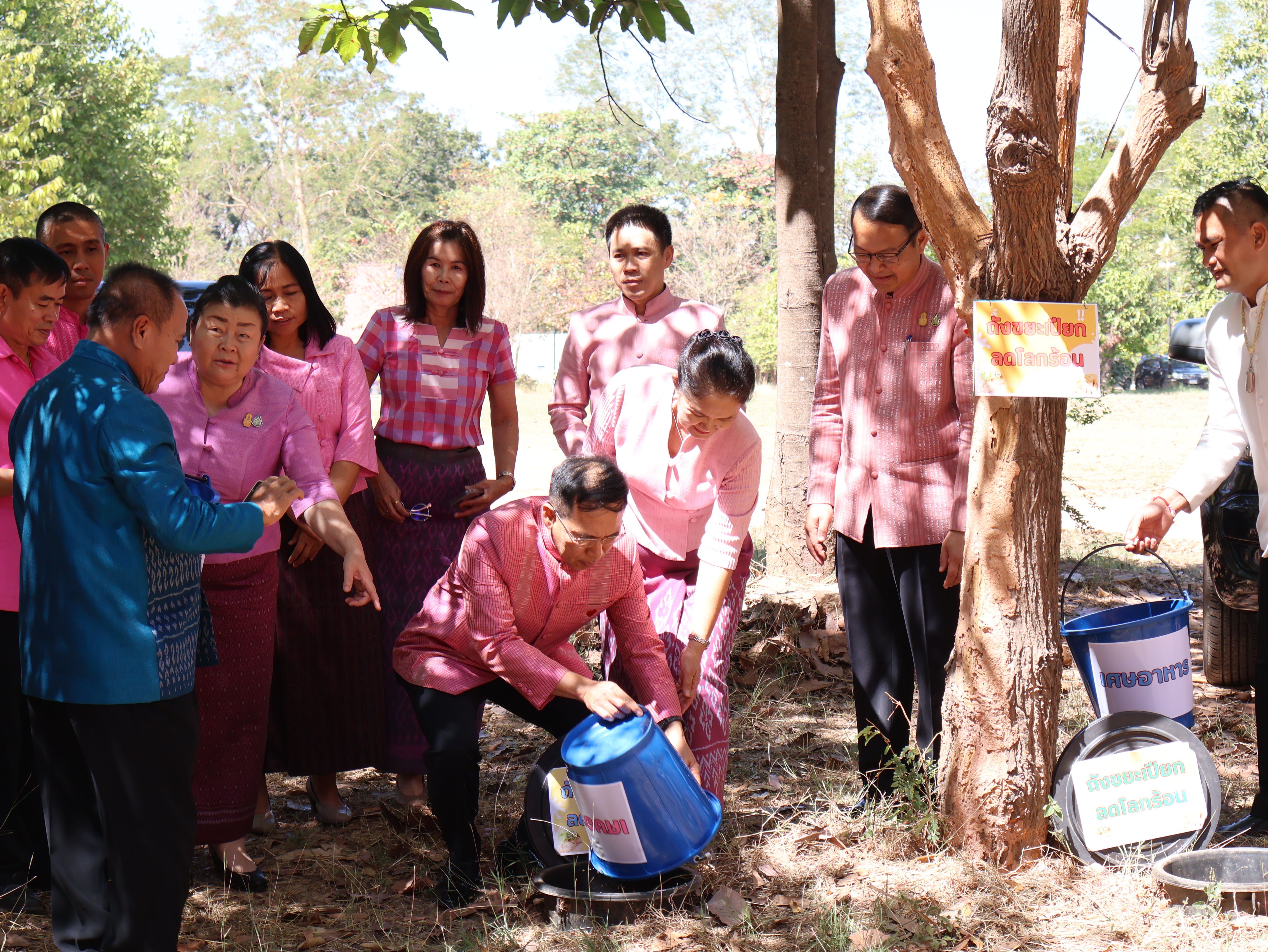 พ่อเมืองนครพนม   นำข้าราชการและภาคีเครือข่าย “สวมผ้าไทย ใส่ผ้าซิ่น กินข้าวปิ่นโต” เพื่อเสริมสร้างค่านิยมที่ดี สร้างความสมัครสมานสามัคคี ร่วมกันนำพาสิ่งที่ดีให้เกิดขึ้นกับพี่น้องประชาชนอย่างยั่งยืน