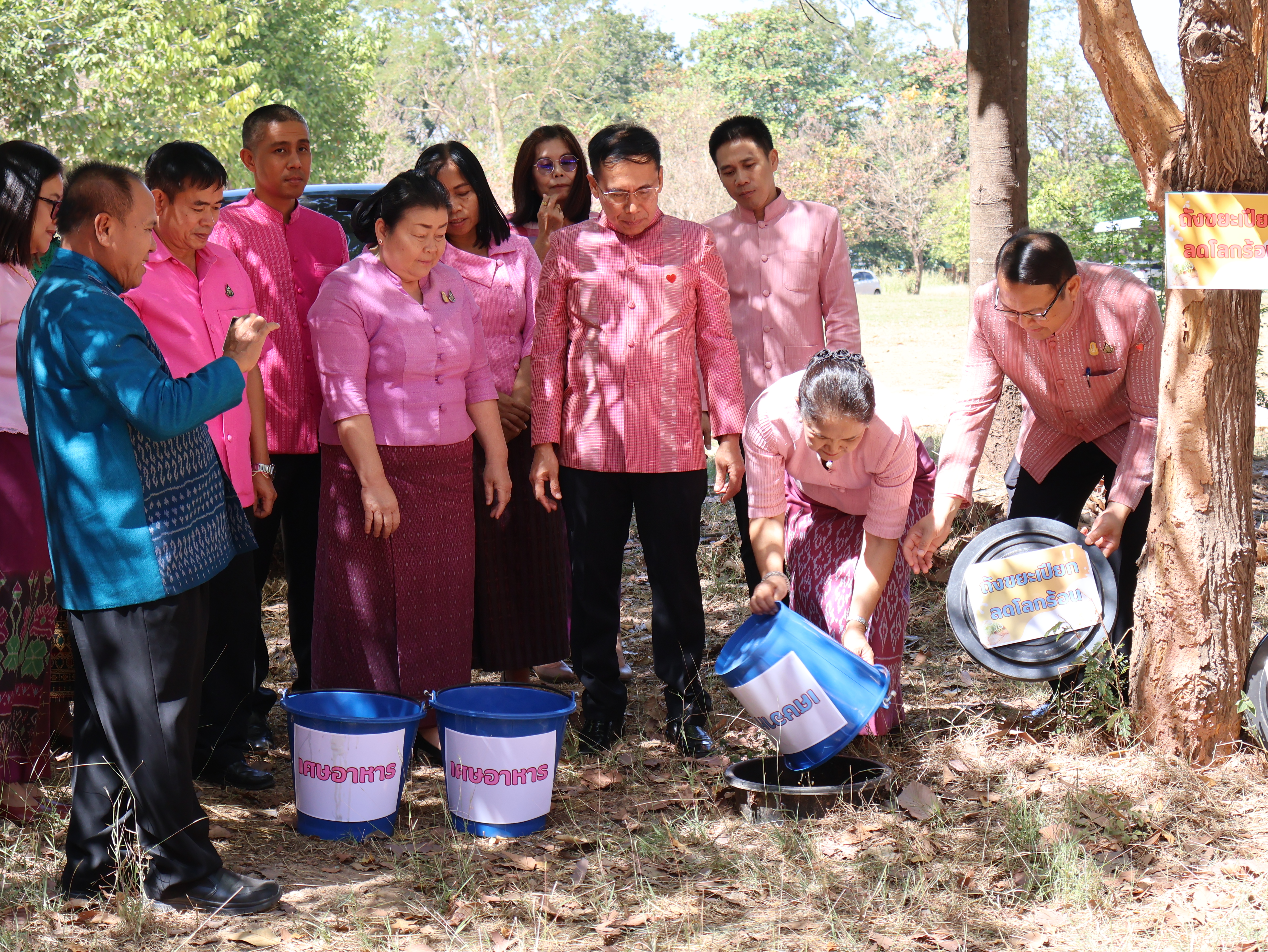 พ่อเมืองนครพนม   นำข้าราชการและภาคีเครือข่าย “สวมผ้าไทย ใส่ผ้าซิ่น กินข้าวปิ่นโต” เพื่อเสริมสร้างค่านิยมที่ดี สร้างความสมัครสมานสามัคคี ร่วมกันนำพาสิ่งที่ดีให้เกิดขึ้นกับพี่น้องประชาชนอย่างยั่งยืน