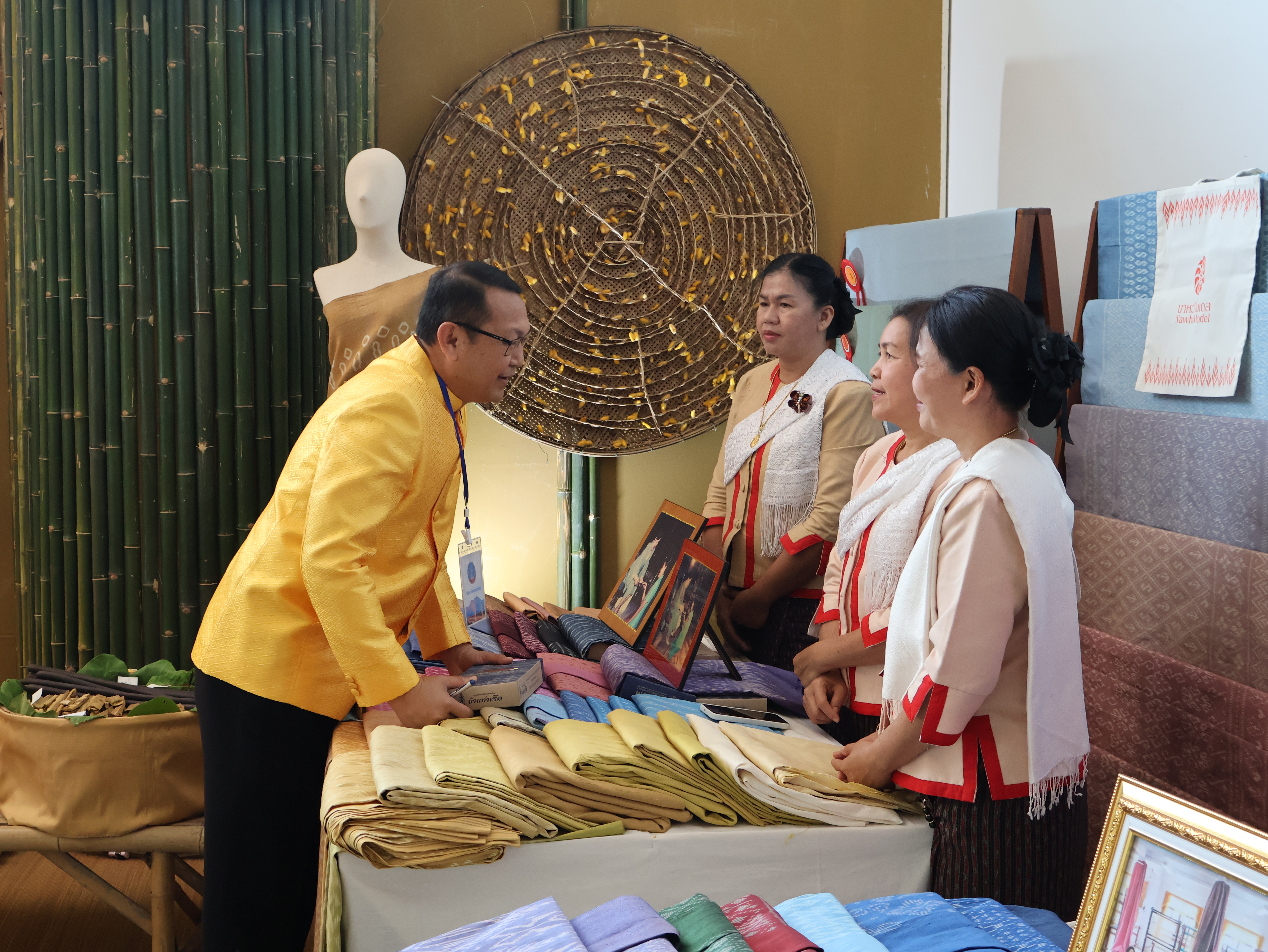 พช.นครพนม   ร่วมจัดนิทรรศการของดีประจำ 12 อำเภอ ภายใต้ 3 MUST (Eat, Travel, Visit) ต้อนรับนายกรัฐมนตรีและรัฐมนตรีว่าการกระทรวงการคลัง (นายเศรษฐา ทวีสิน) และคณะ