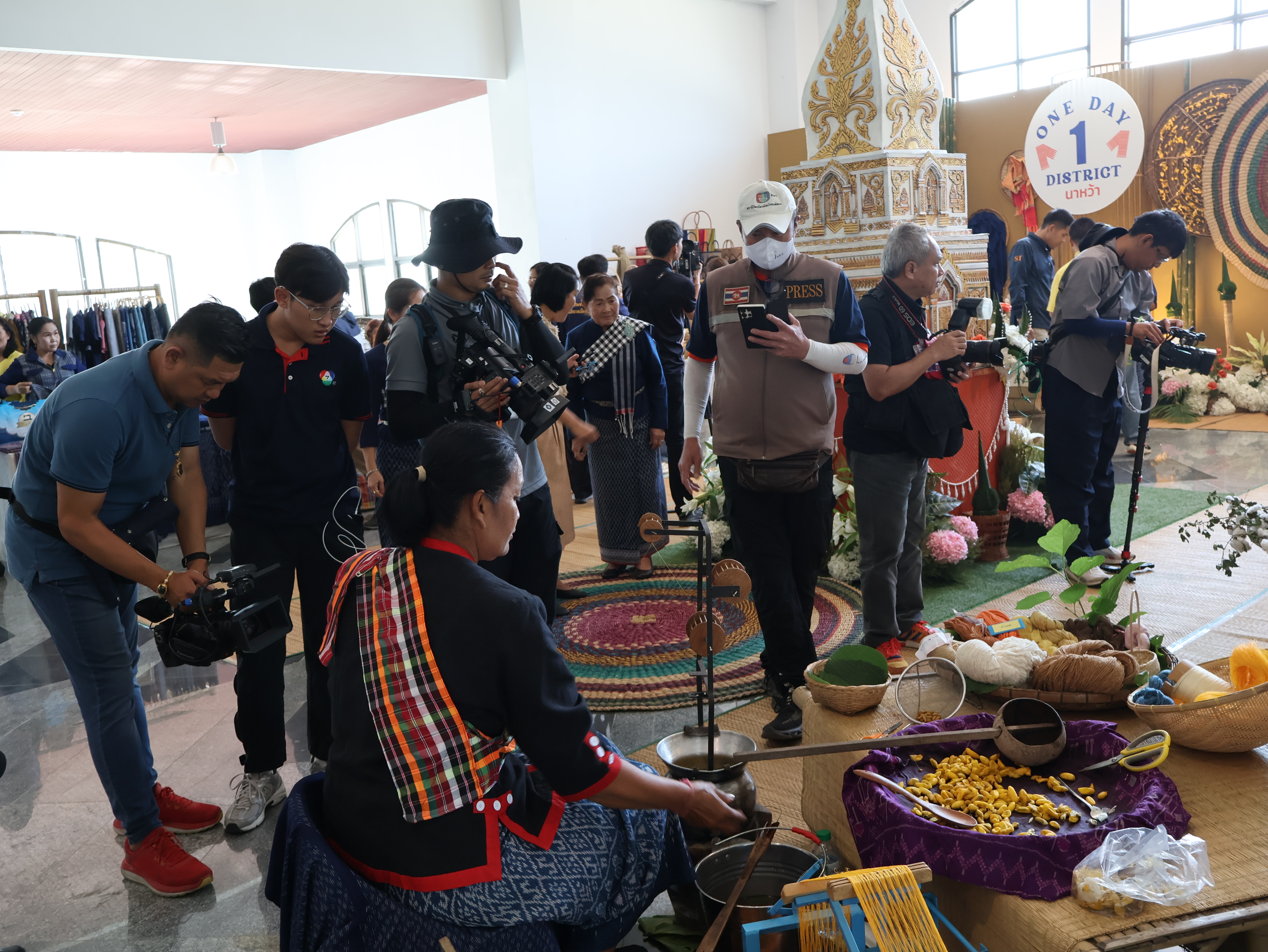 พช.นครพนม   ร่วมจัดนิทรรศการของดีประจำ 12 อำเภอ ภายใต้ 3 MUST (Eat, Travel, Visit) ต้อนรับนายกรัฐมนตรีและรัฐมนตรีว่าการกระทรวงการคลัง (นายเศรษฐา ทวีสิน) และคณะ