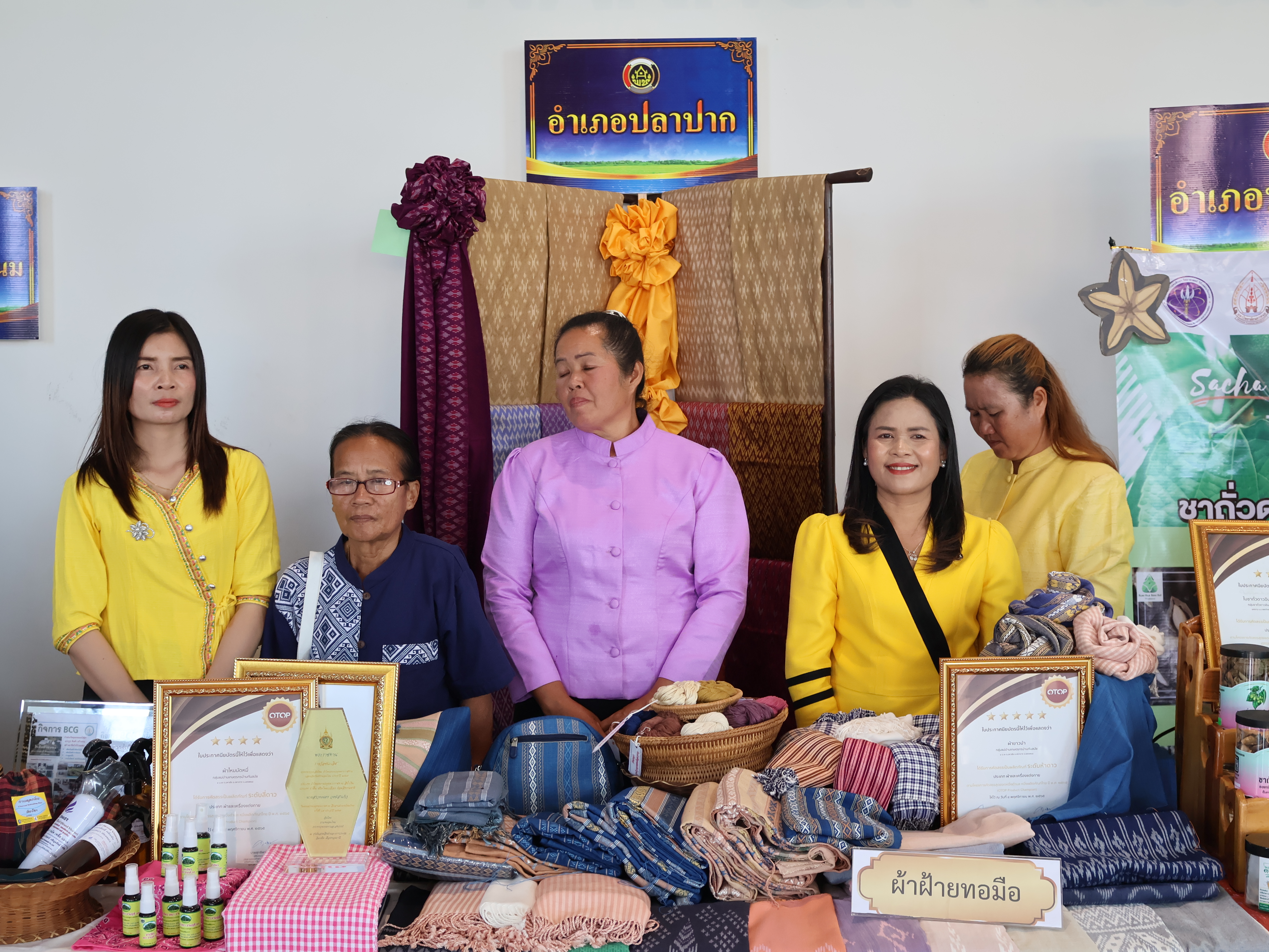 พช.นครพนม   ร่วมจัดนิทรรศการของดีประจำ 12 อำเภอ ภายใต้ 3 MUST (Eat, Travel, Visit) ต้อนรับนายกรัฐมนตรีและรัฐมนตรีว่าการกระทรวงการคลัง (นายเศรษฐา ทวีสิน) และคณะ
