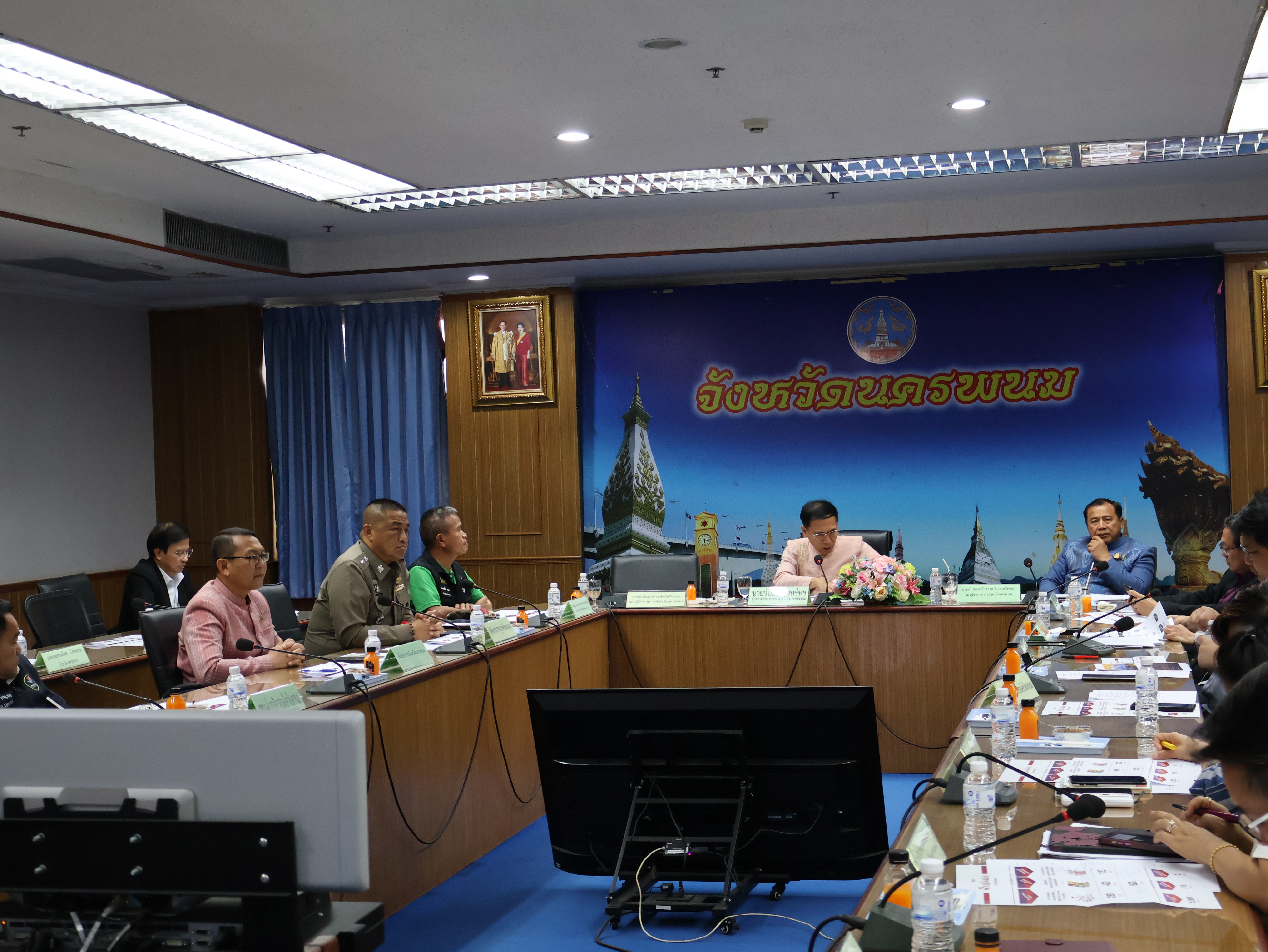 พช.นครพนม   ร่วมประชุมหารือการเตรียมความพร้อมต้อนรับนายกรัฐมนตรีและคณะ รวมทั้งร่วมหารือแผนงาน/โครงการยกระดับเมืองและกระตุ้นเศรษฐกิจท้องถิ่น