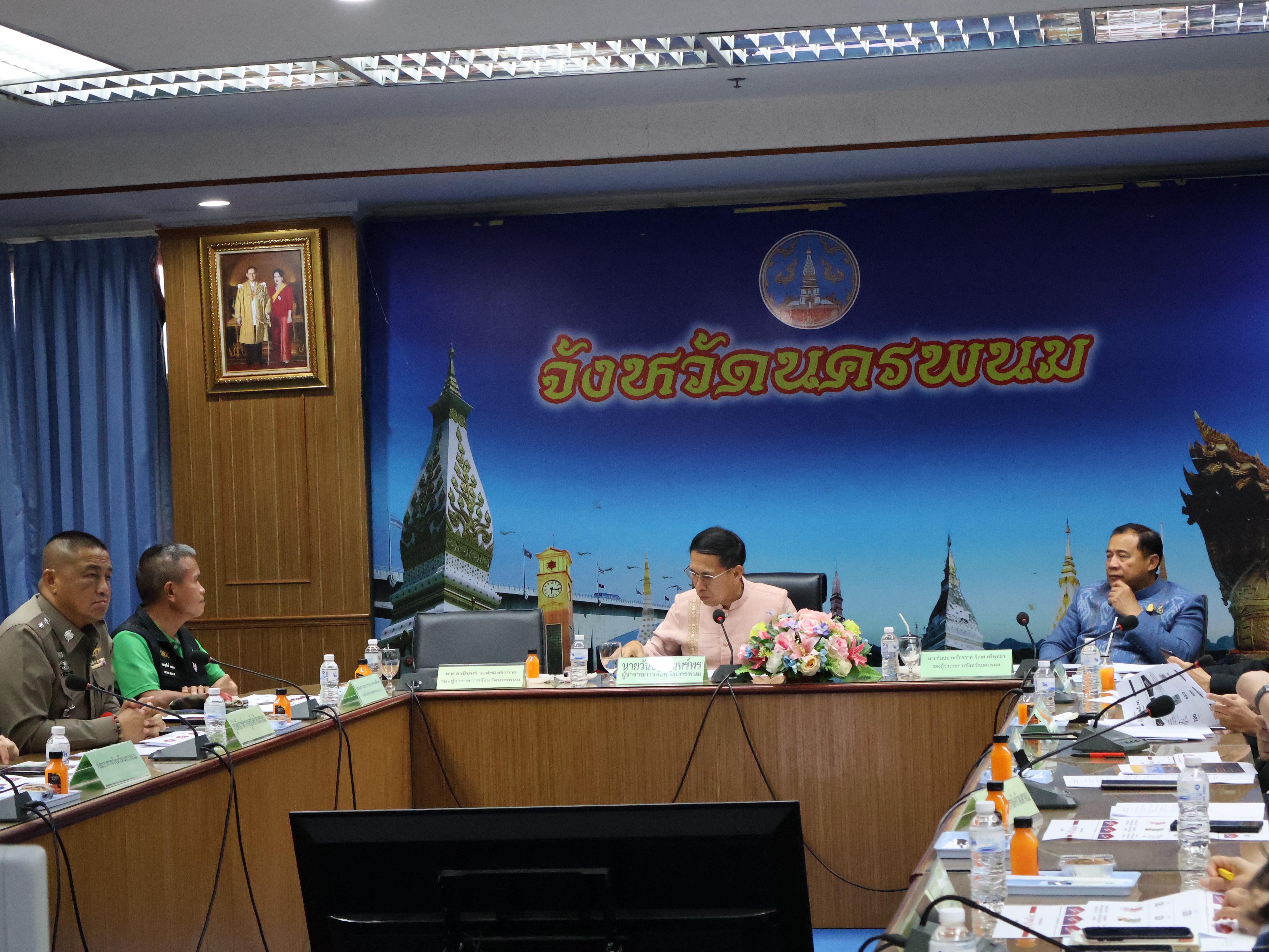 พช.นครพนม   ร่วมประชุมหารือการเตรียมความพร้อมต้อนรับนายกรัฐมนตรีและคณะ รวมทั้งร่วมหารือแผนงาน/โครงการยกระดับเมืองและกระตุ้นเศรษฐกิจท้องถิ่น