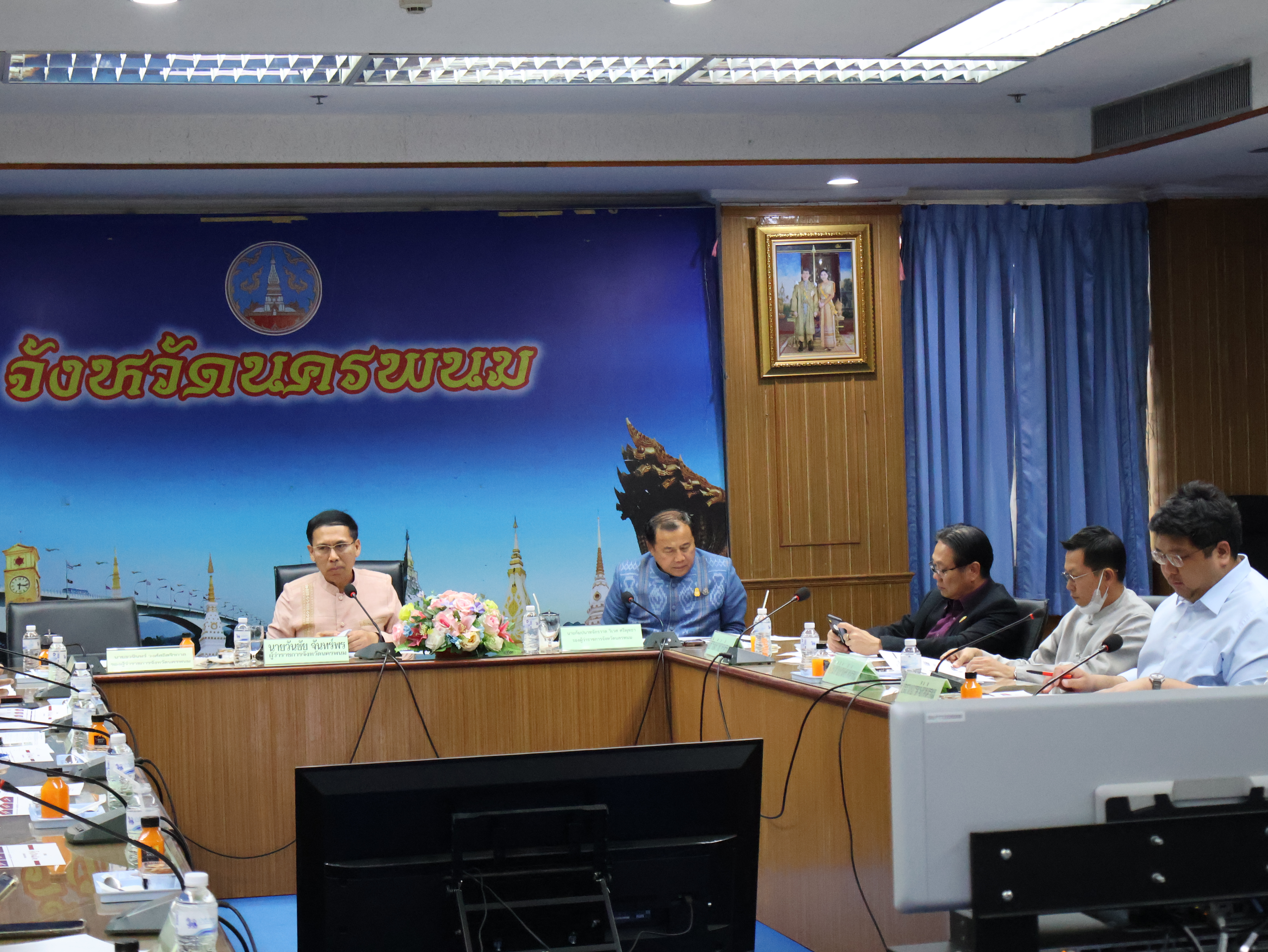 พช.นครพนม   ร่วมประชุมหารือการเตรียมความพร้อมต้อนรับนายกรัฐมนตรีและคณะ รวมทั้งร่วมหารือแผนงาน/โครงการยกระดับเมืองและกระตุ้นเศรษฐกิจท้องถิ่น