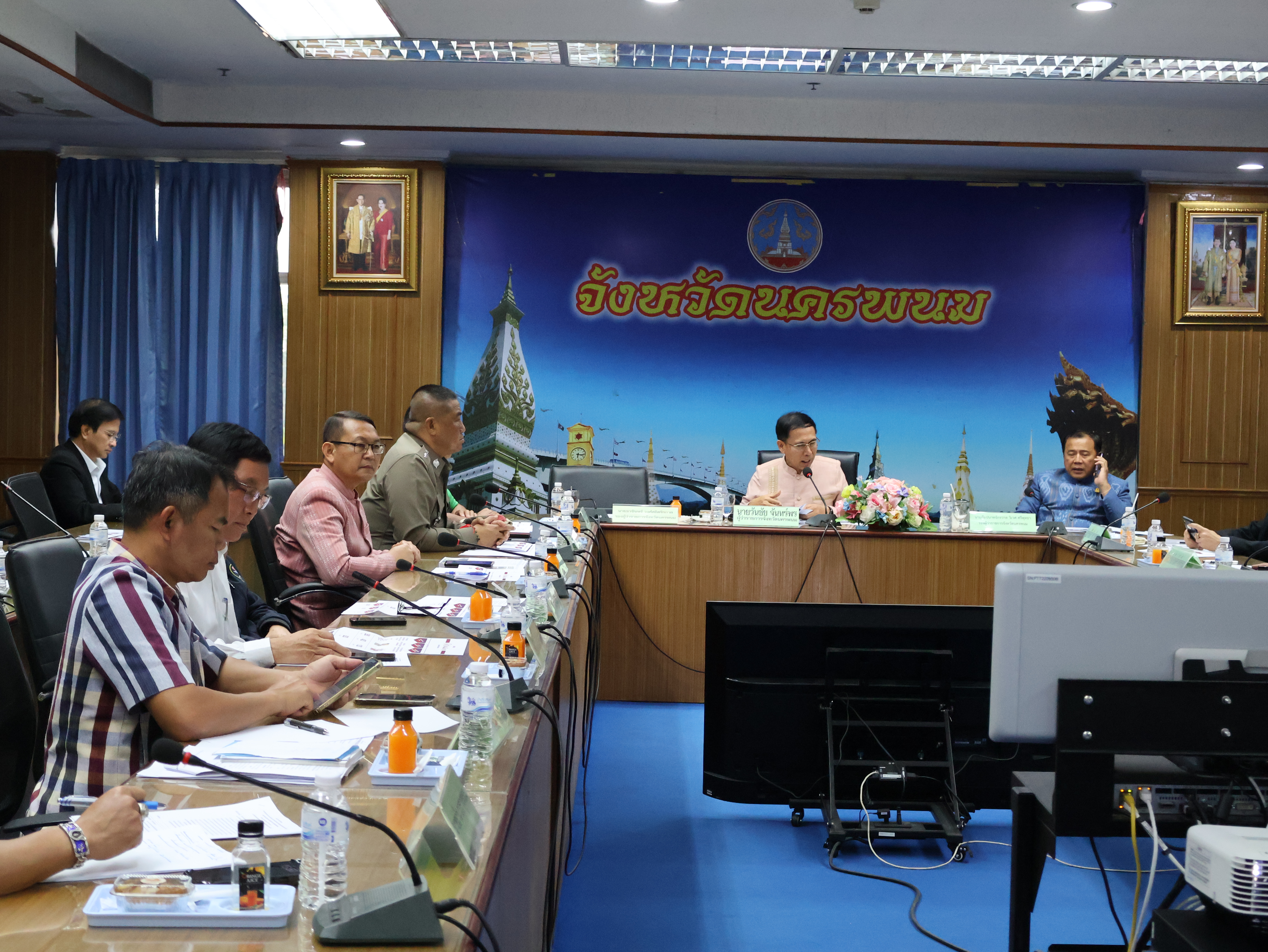 พช.นครพนม   ร่วมประชุมหารือการเตรียมความพร้อมต้อนรับนายกรัฐมนตรีและคณะ รวมทั้งร่วมหารือแผนงาน/โครงการยกระดับเมืองและกระตุ้นเศรษฐกิจท้องถิ่น