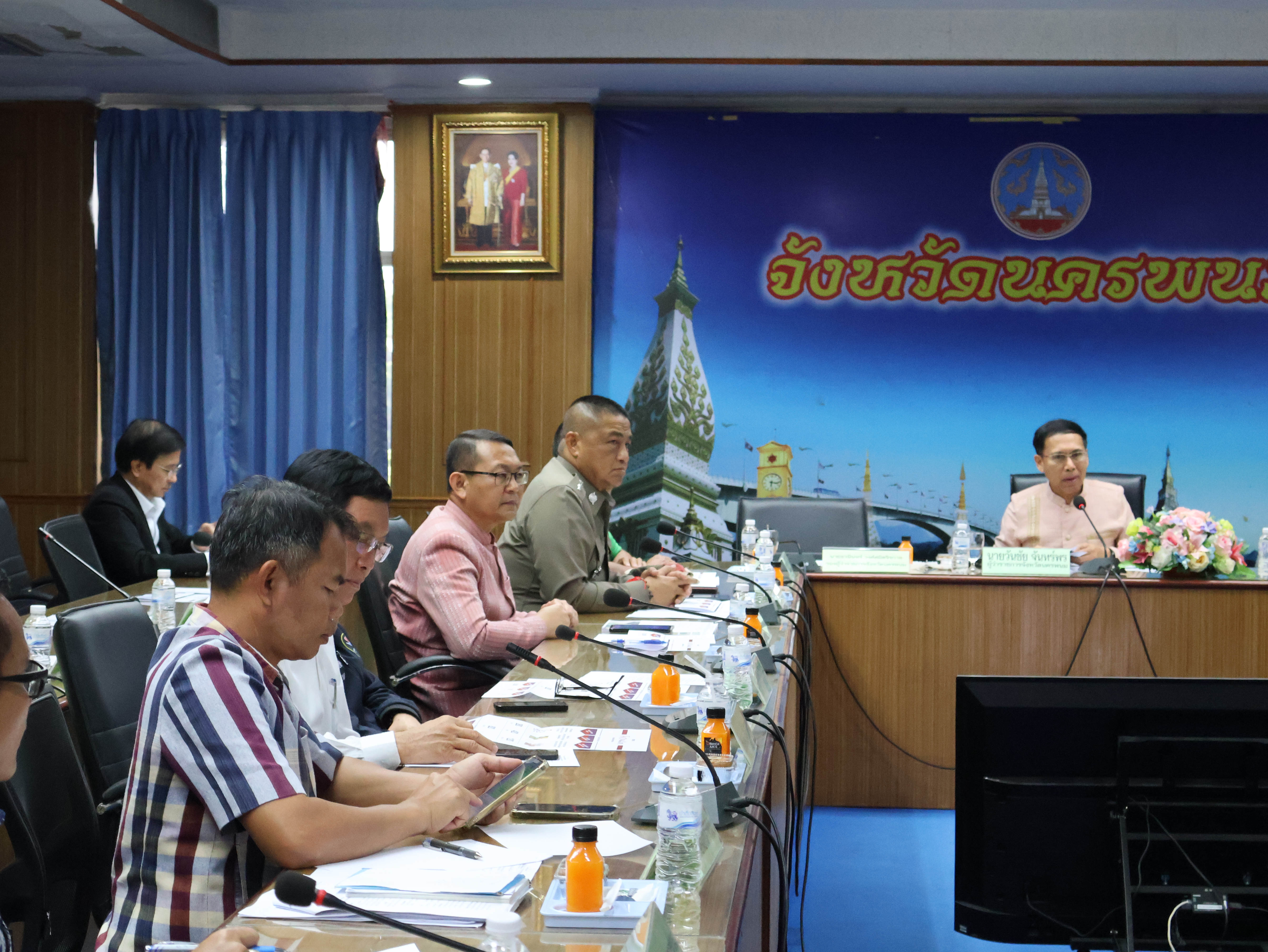 พช.นครพนม   ร่วมประชุมหารือการเตรียมความพร้อมต้อนรับนายกรัฐมนตรีและคณะ รวมทั้งร่วมหารือแผนงาน/โครงการยกระดับเมืองและกระตุ้นเศรษฐกิจท้องถิ่น